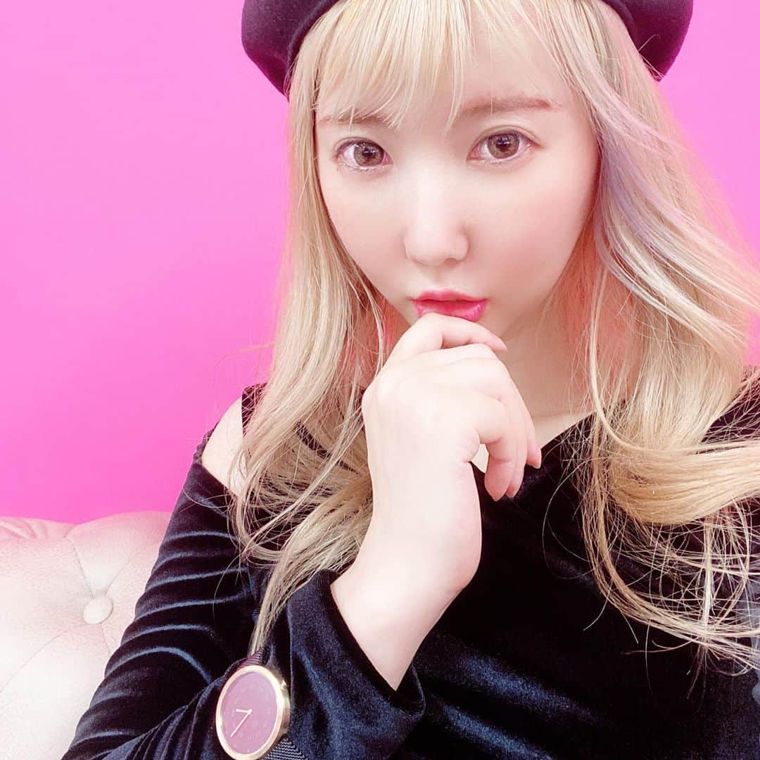 りんか社長のインスタグラム：「時が止まったようなこの数ヶ月﻿ みんなは元気ですか？﻿ ﻿ 元気かどうかはテキトーな 挨拶文なはずなのに﻿ 本当に生きてる？元気？って﻿ 確認しないといけない時代﻿ ﻿ そんな時代に私はといえば色々な事が﻿ 目まぐるしく起きていて﻿ 本当に最高な一年になりつつあります。﻿ ﻿ Yahooニュースのトップに出た時は﻿ 今まで疎遠だった人からも﻿ 何十本も電話頂き、お祝いしてもらったり﻿ びっくりしました。笑﻿ ﻿ 時は有限﻿ 1日1日を今みんなが大切に生きられているはず﻿ ﻿ 今日も生きられて感謝です。﻿ ありがとう﻿ ﻿ ﻿ ﻿ #時計といえばマベン﻿ #mavenwatches #マベン #マベンウォッチズ #腕時計 #時計 #手元倶楽部 ﻿ ﻿ クーポンコード﻿ 【rinkaed 】﻿ 使うと10％オフになります✨﻿ 良かったら大切な人に【時計】を💕﻿ (クーポン使用期限は本日より1年間)﻿ ﻿ @mavenjapan」