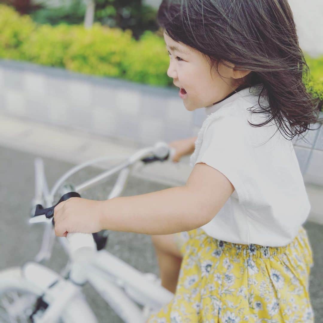 大菅小百合のインスタグラム：「雨が降ってない時間は貴重‼️😍湿度に負けずお外遊び🚲ママは立っているだけで汗だくだけど…💦笑 いい感じで撮れた写真📷✨☺️ 幼稚園がある日は相変わらずの泣き虫さんだけど笑顔で帰ってくる日も増えて頑張ってる娘💕少しずつねっ☺️💕 ・ ・ ・ #自転車 #いつの間にか立ち乗りできてる #実は一輪車も購入済み #まだ身長が足りなくて #最後はsnowで遊ぶ #3y3m」