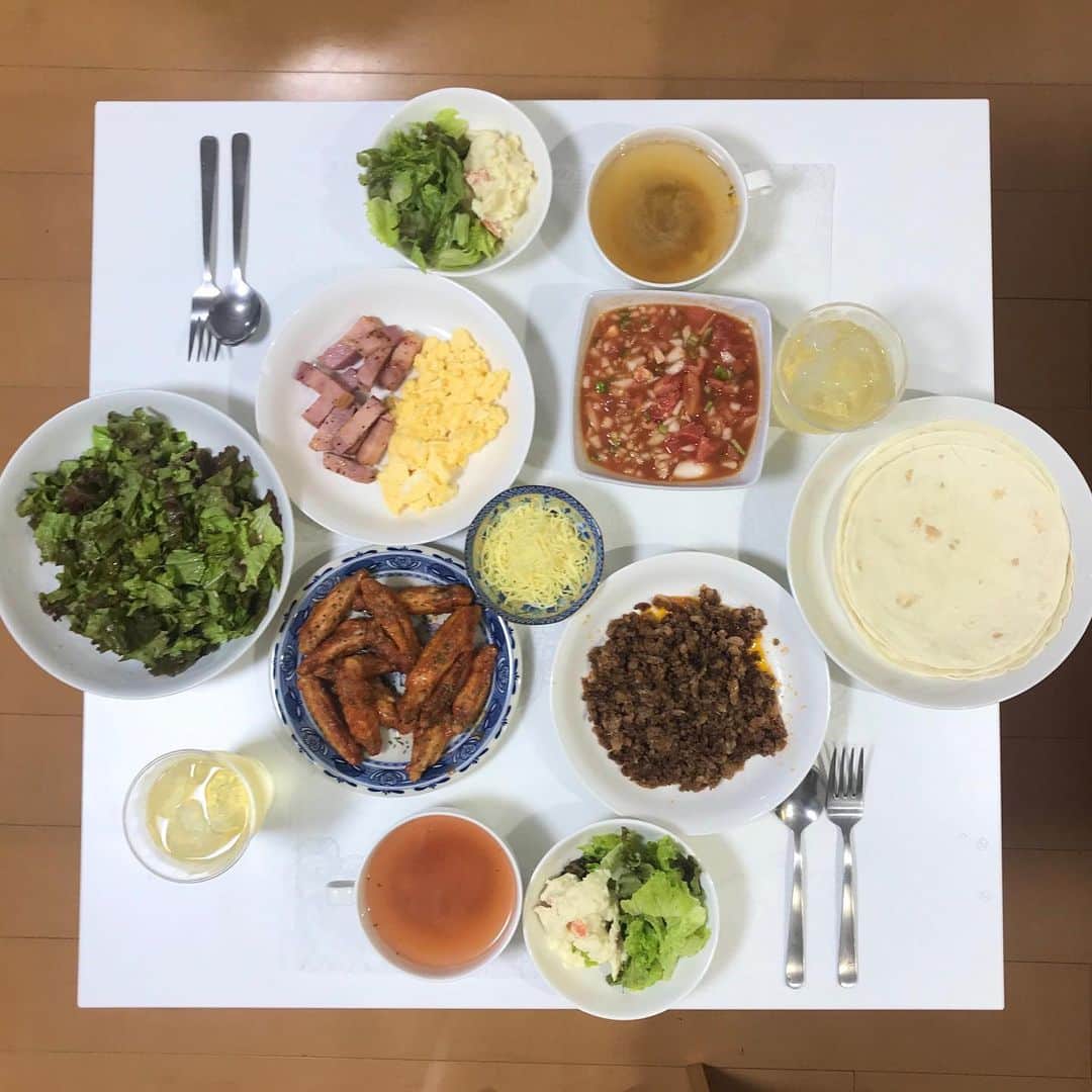 のインスタグラム：「#旦那飯  昨日、突然「タコスが食べたい。明日スーパー行くから買ってきてほしい物何かある？」と言い出し、今日いそいそとスーパーに行きせっせと作っていました。 タコスを買ってくるのかと思ったら作ってるし😂 サルサソース美味しかった✨ お得意のチキンウィングも相変わらず美味しかったです。ハイボールに合うんだな〜🤤✨✨ 洗い物が私なのがちぇーってかんじですがw 手巻き寿司みたいで、はじめての家タコス楽しかったです😁  #たこ焼きじゃないタコパ #タコパ  #タコス #トルティーヤ #サルサソース #チキンウィング #ハイボール #タコスパーティー #スーハ #゙ちぇ #゙す #゙ #手巻き寿司」