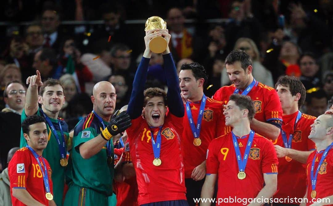 フェルナンド・ジョレンテのインスタグラム：「Inolvidables recuerdos los vividos hace ya 10 años. Alegría inmensa. Un sueño hecho realidad. #CampeonesDelMundo #10añosdeuna⭐️ #WorldCup2010 @pablo_garcia_sacristan」