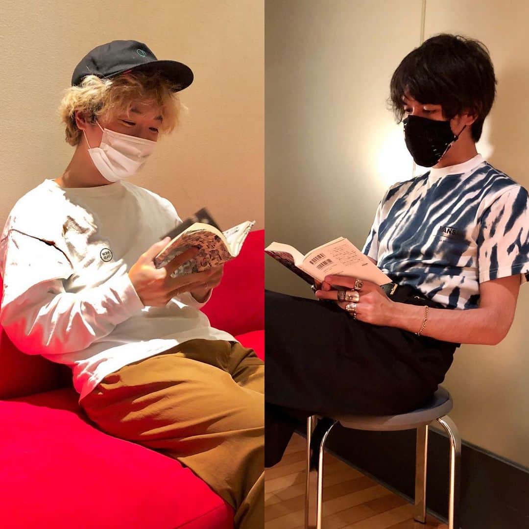 OKAMOTO’Sさんのインスタグラム写真 - (OKAMOTO’SInstagram)「Sho and Koki love reading during their free time. Sho recommends “Le Passe-muraille” and Koki recommends “Phoenix”. What are your recommendations?  ➖➖➖➖➖➖➖➖➖➖➖➖➖➖➖ RECの空き時間、二人は少しでも時間があれば読書タイムになります。今、ショウは「壁抜け男」コウキは「火の鳥」がオススメということです。皆さんのオススメの本はありますか？」7月11日 21時48分 - okamotos_official