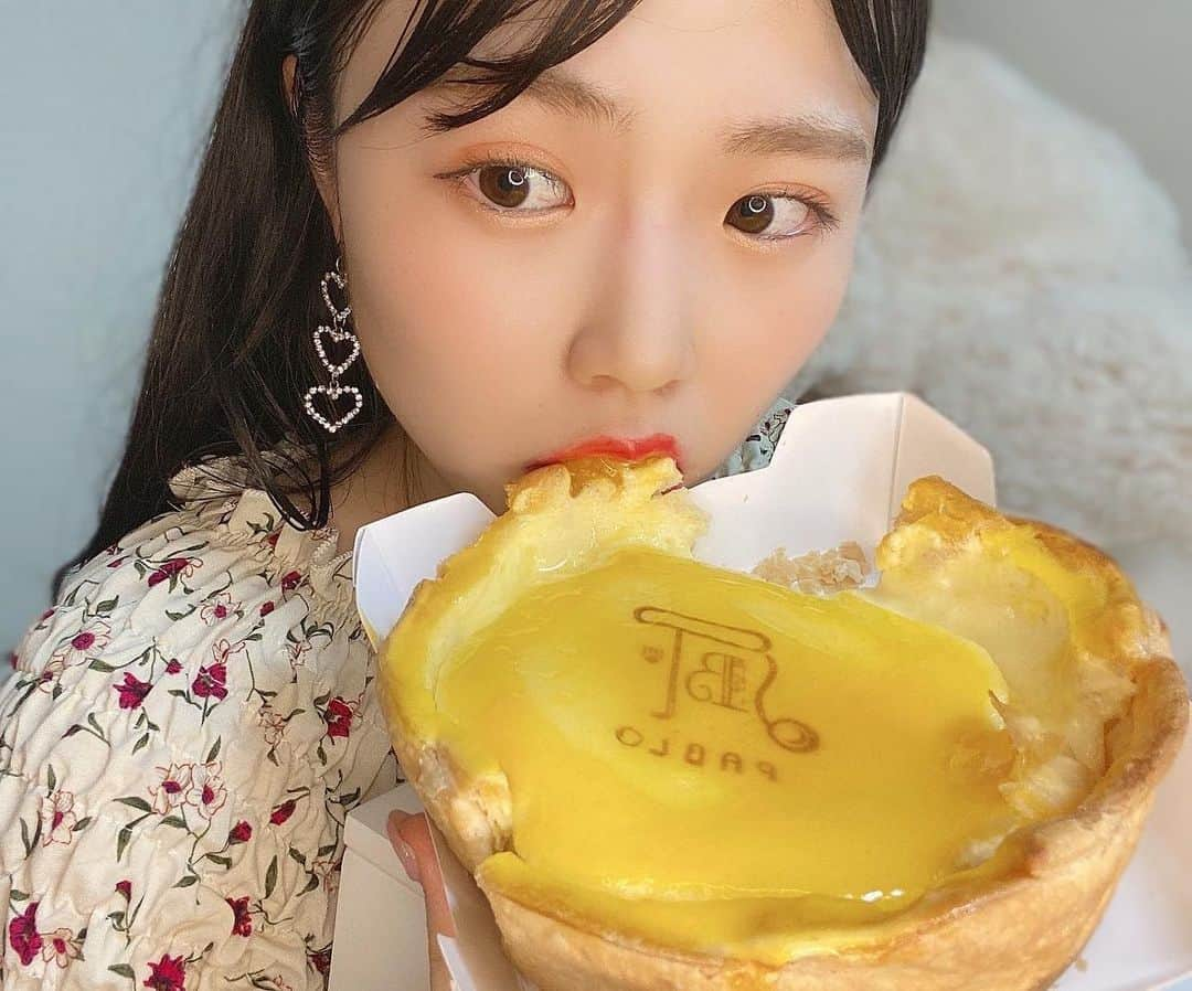 出口結菜さんのインスタグラム写真 - (出口結菜Instagram)「《🥧#心斎橋　#PABLO》﻿ ﻿ 🧀パブロチーズタルト（¥10）→期間限定﻿ ﻿ ﻿ ﻿ リニューアルした心斎橋にあるPABLOで、﻿ いつもチーズタルトが900円やねんけど、﻿ ﻿ 『10円』で食べれるってインスタで見つけたので😳﻿ ﻿ ﻿ この前、生誕祭でマネージャーさんにいただいて﻿ 美味しすぎて忘れられへんかったから﻿ ﻿ 行ってきちゃいました✌️✌️✌️✌️✌️✌️﻿ ﻿ ﻿ ﻿ ﻿ あいらぶタルト🥧🥰﻿ ﻿ ﻿ ﻿ 10円ですよ！！10円！！！！！﻿ ﻿ 関西人の血が働いちゃいましたね🤭♥️﻿ ﻿ ﻿ やっぱりタルトの生地は分厚くてサクサクで美味しい🥺﻿ 夏やから冷蔵庫でめっちゃ冷やして食べるのが良きですね🤗💗﻿ ﻿ ﻿ 前はほとんどうちが食べちゃって、﻿ ママたちに残してあげられへんかったから今回は仲良く食べました😇﻿ ﻿ ﻿ 心斎橋店限定やし、しかも明日までやから﻿ 関西にお住まいの方はぜひぜひ🥺﻿ ﻿ あと、無くなり次第終了っぽいのでお早めに、、﻿ ﻿ ﻿ ﻿ ﻿ ﻿ \好きなものを何回食べて何が悪いんだぁ😚❕/﻿ ﻿ _____________________________________________________﻿ ﻿ ❤️ 大阪府大阪市中央区心斎橋筋2-8-1 心斎橋ゼロワンビル 1F﻿ 💗難波駅から🚶‍♀️10分﻿ 💛普段営業:10時〜21時﻿ 💚キャンペーンは13時〜﻿ _____________________________________________________﻿ ﻿ #パブロ #pablo #チーズタルト #🧀️  #心斎橋 #心斎橋グルメ #心斎橋店 #限定 #限定品  #難波 #関西#10円 #なんば #instalike #instagram #instapic #instafood #リピート #yummy #美味しい #食べ物記録 #おやつの時間 #food #goodfood #sweet #🥧 #タルト作り #talent  #ラビグルメ」7月11日 21時58分 - yui_laby0622