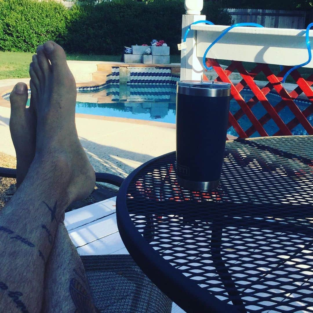 ランス・アーチャーさんのインスタグラム写真 - (ランス・アーチャーInstagram)「Good morning n God Bless Yo! #coffee #poolside #morningsun」7月11日 21時59分 - lance_hoyt