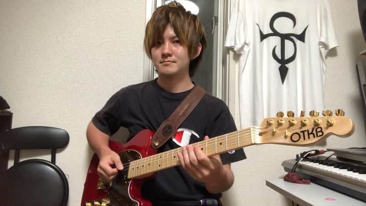 加部輝（ウルトラ寿司ふぁいやー）のインスタグラム：「🍣T.C.K.C.スラップギター解説🔥  何件かお声を頂いたのでT.C.K.C.のイントロのスラップギターの解説動画を作りました。(解説はしてないです)  意外とシンプルです！ レッツトライ！T.C.K.C.！  #ウルトラ寿司ふぁいやー #極寿司炎 #TCKC #スラップ #ギター #このフレーズで両親に感謝を伝えよう」