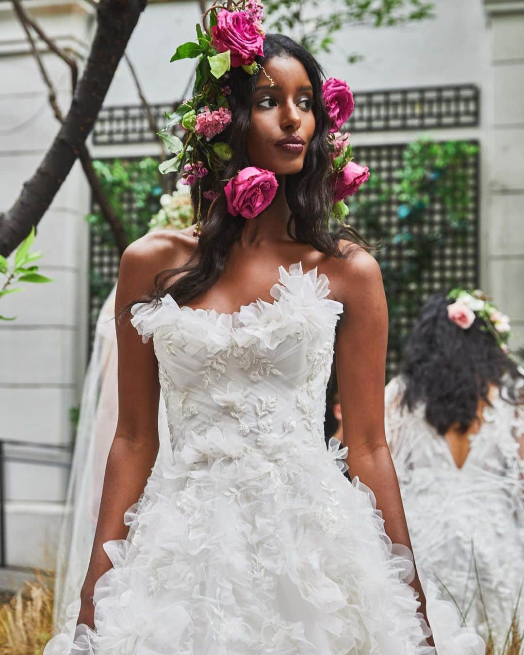 Marchesaさんのインスタグラム写真 - (MarchesaInstagram)「Fresh florals completed the Fall 2020 Marchesa Bridal styling. #marchesa #marchesabridal」7月11日 21時57分 - marchesafashion