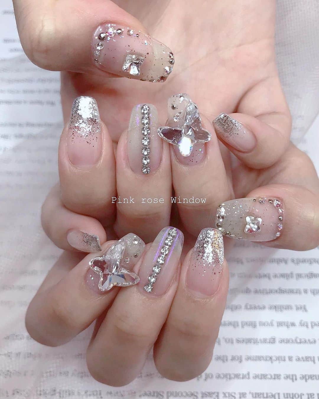 のインスタグラム：「. 𝒞𝓇𝓎𝓈𝓉𝒶𝓁 𝒷𝓊𝓉𝓉𝑒𝓇𝒻𝓁𝓎🦋💭 . . @saracchidayo さらちゃんのnew nail💫 いつもありがとう♡ . . . #pinkrosewindow #pink_rose_window」