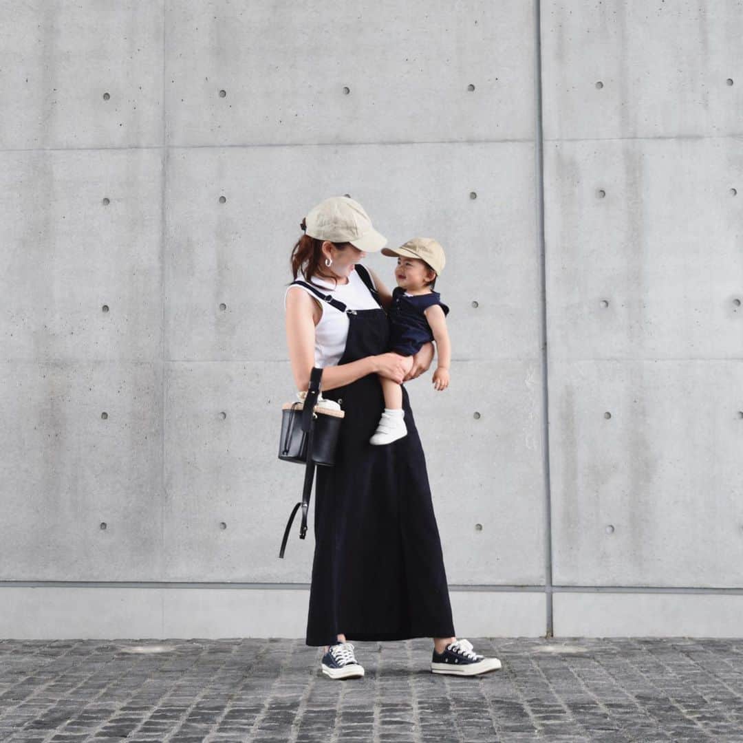 Keikooooooのインスタグラム：「リンクコーデ♡ おチビさんとなんとなくお揃いっぽくしてみたよ👶🏻👱🏻‍♀️♡ 最近は手を振り払って、ズンズンしっかり歩けるようになってきて頼もしい😽コンクリだと転ぶと生傷が絶えません😹そして、やっと被れるようになったcapは、 @hiron953 ちゃんからの頂きもの♡ 大切にするね♡ 👱🏻‍♀️ jumper skirt @dolce._official no sleeve T @gu_global bag @dolce._official cap @halo_commodity . 👶🏻 ONE PIECE @agnesb_officiel cap @ralphlauren」