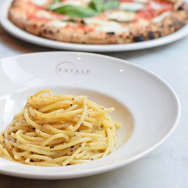 Eataly Brasilさんのインスタグラム写真 - (Eataly BrasilInstagram)「Venha matar as saudades dos pratos icônicos do Eataly. Neste fim de semana nosso restaurante Pasta & Pizza está aberto das 11h30 até as 17h. Conheça o nosso novo menu da forma mais segura. Clique no link na bio e confira tudo que o Eataly está fazendo para tornar sua experiência ainda melhor em nosso site. Ti Aspettiamo. ⠀ #eatalynasuacasa #dicaeatalysp #receitaeatalyana」7月11日 22時04分 - eatalybr