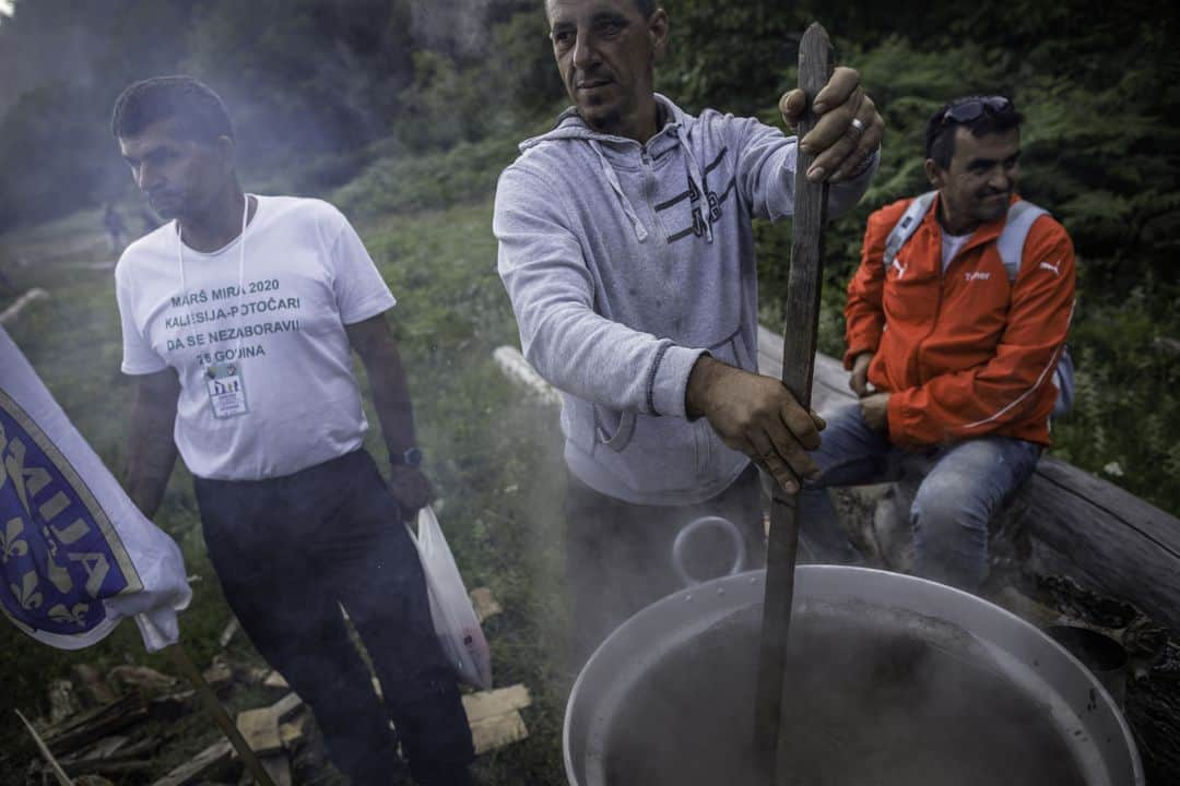 ルモンドさんのインスタグラム写真 - (ルモンドInstagram)「Au moment où l’on commémore, samedi 11 juillet à Srebrenica, le 25e anniversaire de la pire tuerie - plus de 8 000 victimes, selon les décomptes officiels -, en une seule opération militaire, des guerres yougoslaves (1991-2001), le poison du déni s’est infiltré partout dans les Balkans, et au-delà. Il est l’outil qui permet de poursuivre dans la paix les objectifs de guerre – la séparation entre les communautés –, et qui prépare le terrain pour de futurs conflits, armés ou non.⁣ ⁣ Le photographe Damir Sagolj est retourné à Srebrenica 25 ans après le massacre, afin de documenter pour Le Monde ces lieux encore aujourd’hui marqués par la tragédie qui s’y est déroulée.⁣ -⁣ 1 & 4 : A la Commission Internationale des personnes disparues (ICMP) à Tuzla, un légiste travaille à l’identification des restes des victimes.⁣ 2 : Des femmes assistent à un enterrement de victimes du génocide à Potocari⁣ 3 : Le mot « génocide » a été buriné par les autorités serbes de Bosnie sur un monument de Visegrad commémorant le massacre des musulmans durant la guerre de Bosnie⁣ 5 : Sur une tombe du cimetière de Potocari le 7 juillet.⁣ 6 : Le terrain de football de Nova Kasaba près de Srebrenica, le 9 juillet. Sur cette pelouse de nombreux musulmans de Bosnie ont été exécutés durant la guerre.⁣ 7 : Dans l’ancien centre culturel de Pilica le 7 juillet. Dans cette pièce ont été exécutés environ 700 musulmans de Bosnie lors de la guerre. Il reste aujourd’hui les murs criblés d’impacts de balles et des graffitis pro-serbes.⁣ 8 : Le 9 juillet, un homme prépare du café lors de la « Marche de la paix » qui a lieu chaque année quelques jours avant les commémorations, les marcheurs empruntant le chemin inverse des musulmans ayant fui Srebrenica en 1995.⁣ 9 : Dans le cimetière de Potocari où reposent des victimes du génocide de Srebrenica⁣ 10 : Les joueurs de football du FC Guber à l’entraînement le 7 juillet. Ce club multiculturel est l’un des rares exemples de rapprochement entre les différentes communautés de Srebrenica.⁣ -⁣ Photos: Damir Sagolj (@damirsagolj) #PourLeMonde , 6-9 juillet 2020.⁣ -⁣ #Srebrenica #Bosnie #genocidersyo」7月11日 22時05分 - lemondefr