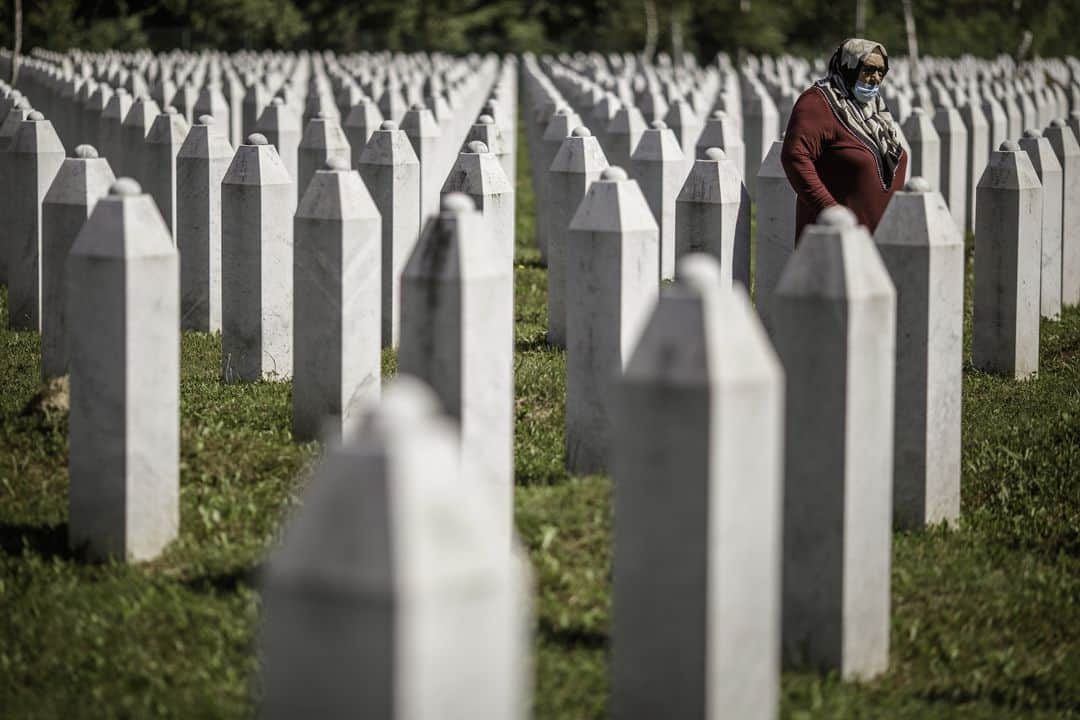 ルモンドさんのインスタグラム写真 - (ルモンドInstagram)「Au moment où l’on commémore, samedi 11 juillet à Srebrenica, le 25e anniversaire de la pire tuerie - plus de 8 000 victimes, selon les décomptes officiels -, en une seule opération militaire, des guerres yougoslaves (1991-2001), le poison du déni s’est infiltré partout dans les Balkans, et au-delà. Il est l’outil qui permet de poursuivre dans la paix les objectifs de guerre – la séparation entre les communautés –, et qui prépare le terrain pour de futurs conflits, armés ou non.⁣ ⁣ Le photographe Damir Sagolj est retourné à Srebrenica 25 ans après le massacre, afin de documenter pour Le Monde ces lieux encore aujourd’hui marqués par la tragédie qui s’y est déroulée.⁣ -⁣ 1 & 4 : A la Commission Internationale des personnes disparues (ICMP) à Tuzla, un légiste travaille à l’identification des restes des victimes.⁣ 2 : Des femmes assistent à un enterrement de victimes du génocide à Potocari⁣ 3 : Le mot « génocide » a été buriné par les autorités serbes de Bosnie sur un monument de Visegrad commémorant le massacre des musulmans durant la guerre de Bosnie⁣ 5 : Sur une tombe du cimetière de Potocari le 7 juillet.⁣ 6 : Le terrain de football de Nova Kasaba près de Srebrenica, le 9 juillet. Sur cette pelouse de nombreux musulmans de Bosnie ont été exécutés durant la guerre.⁣ 7 : Dans l’ancien centre culturel de Pilica le 7 juillet. Dans cette pièce ont été exécutés environ 700 musulmans de Bosnie lors de la guerre. Il reste aujourd’hui les murs criblés d’impacts de balles et des graffitis pro-serbes.⁣ 8 : Le 9 juillet, un homme prépare du café lors de la « Marche de la paix » qui a lieu chaque année quelques jours avant les commémorations, les marcheurs empruntant le chemin inverse des musulmans ayant fui Srebrenica en 1995.⁣ 9 : Dans le cimetière de Potocari où reposent des victimes du génocide de Srebrenica⁣ 10 : Les joueurs de football du FC Guber à l’entraînement le 7 juillet. Ce club multiculturel est l’un des rares exemples de rapprochement entre les différentes communautés de Srebrenica.⁣ -⁣ Photos: Damir Sagolj (@damirsagolj) #PourLeMonde , 6-9 juillet 2020.⁣ -⁣ #Srebrenica #Bosnie #genocidersyo」7月11日 22時05分 - lemondefr