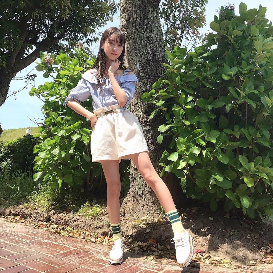 新潮社「ニコラ」さんのインスタグラム写真 - (新潮社「ニコラ」Instagram)「ブルーガーリーコーデ💙 ・ 水色のオフショル×白のズボンで、夏らしく、涼しげに🌻 ・ 黄色の靴下は、さし色として使ったよ♪(๑ᴖ◡ᴖ๑) ・　🐱 tops👚repipi armario bottom👖？？？ socks🧦TABIO  #太田雫 #シズク #ニコモSNAP #ニコモ #ニコラ #nicola #中学生 #jc2 #今日のコーデ #きょコ #お洒落さんと繋がりたい」7月11日 22時16分 - nicola_snap