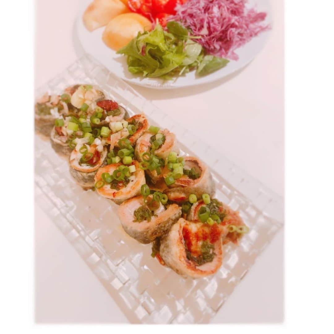 前田ゆかさんのインスタグラム写真 - (前田ゆかInstagram)「今日はイワシ料理！  小骨も食べれてカルシウムが摂れ血液サラサラに、疲れた日に食べたいイワシと梅の組み合わせ。 今夜は梅しそ巻きを作りました✨  フライに蒲焼きに、 イワシ料理最近よく食べてます。  #おうちごはん #こんやのばんごはん  #maeyukareshipi」7月11日 22時09分 - maeyuka
