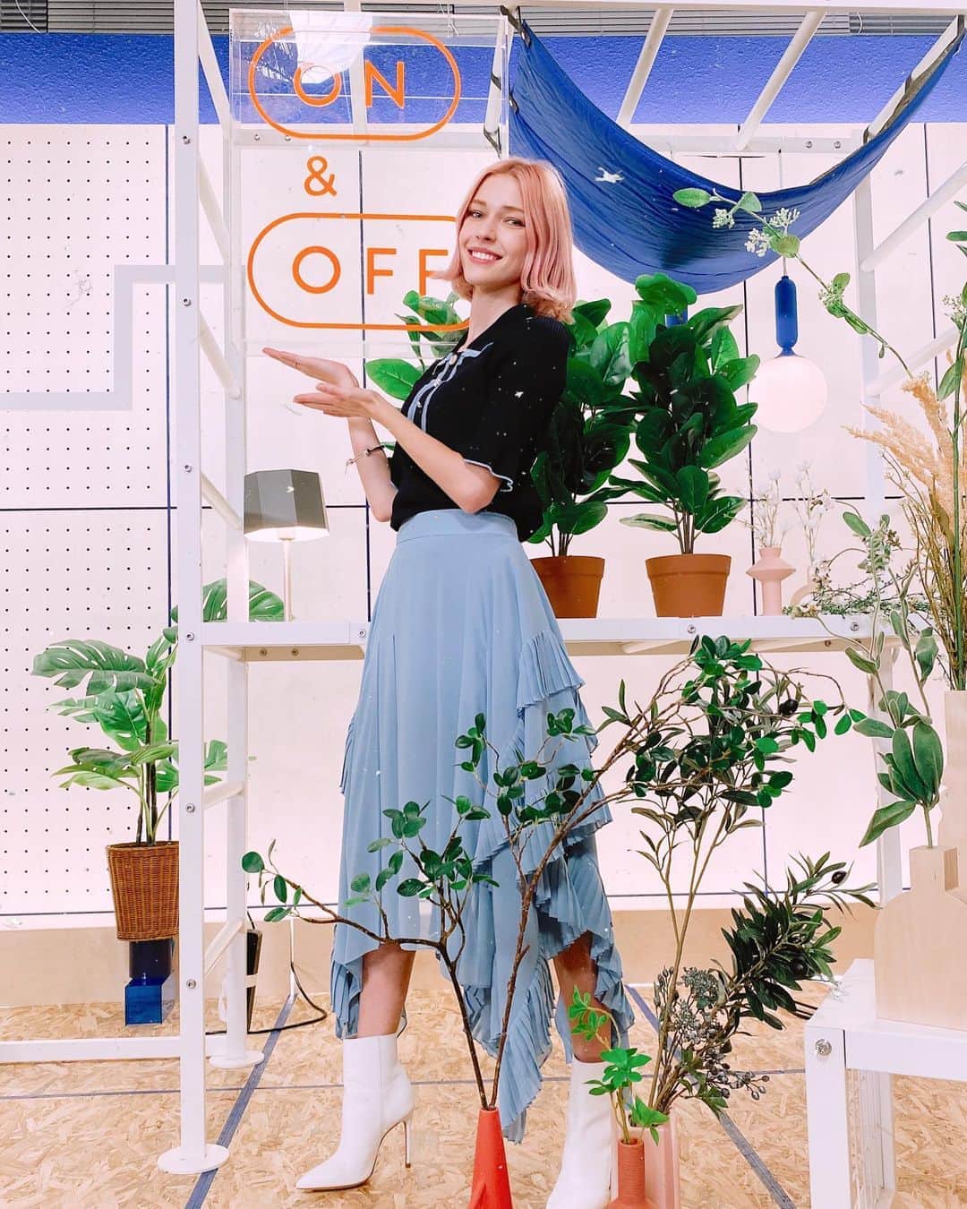 ステファニー・ミチョヴァのインスタグラム：「Look it says my name on the door! Haha! My first korean TV show ‘On&OFF’ is airing tonight on tvN 10:40pm! Tune in 😍😁 I had really good time filming this and thanks to the amazing On&OFF staff I’m able to show you a little bit of myself ❤️ Thank you for always supporting!!!  방송국 대기실 문에 제 이름이 있어서 기분이 묘했어요! 저의 첫 한국 방송 ‘On&OFF’가 오늘 밤10시40분 tvN에서 방영됩니다! 많이 많이 기대해주세요 😍 이번 촬영에서 저의 일상을 팬들에게 보여드릴수 있어서 너무 기뻐요! 그리고 저를 뒤에서 지원해주신 ‘On&OFF’ 스태프분들 정말 최고입니다. ❤️ 항상 응원해주시는 팬들 감사합니다!!!」