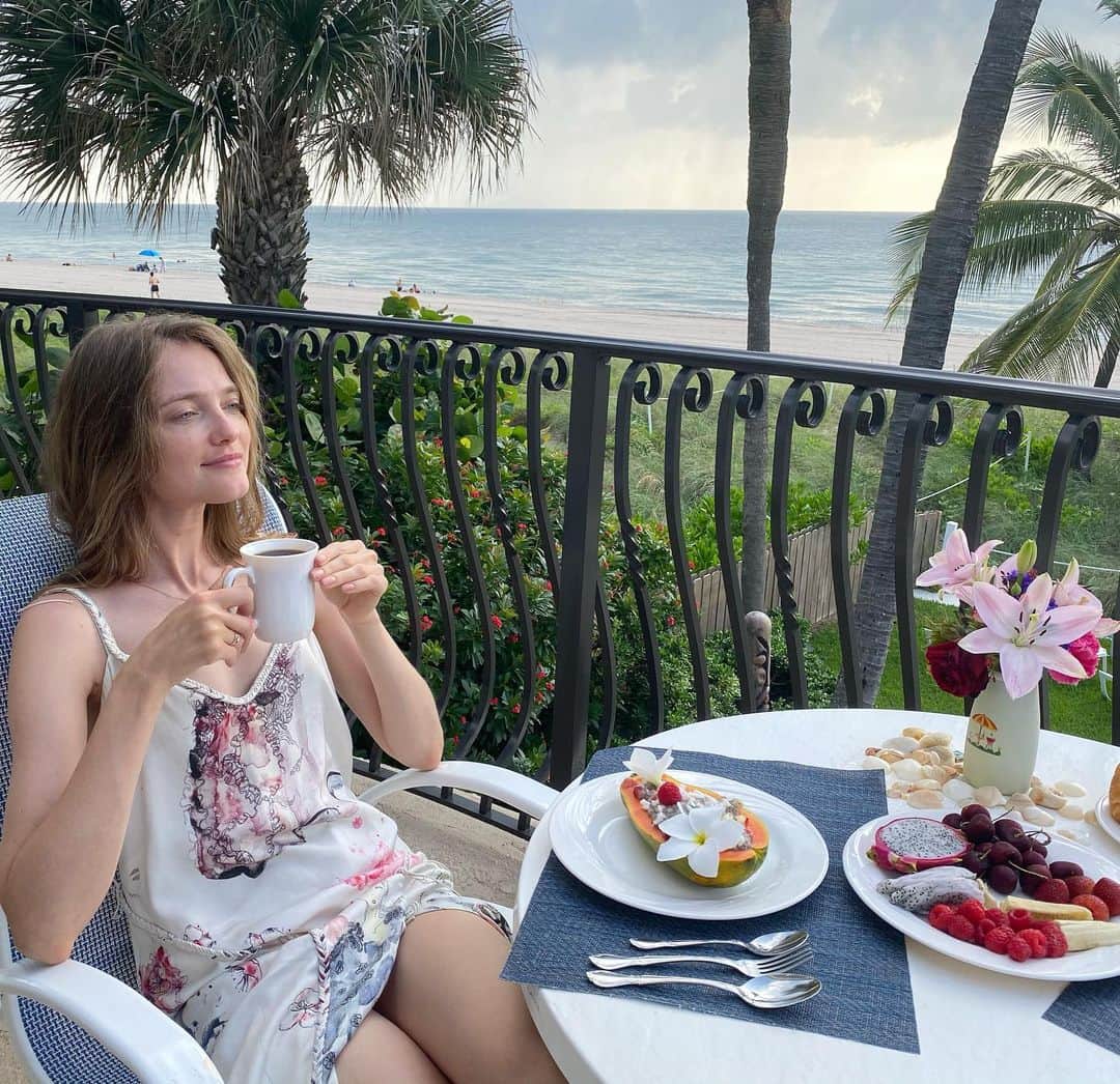 ヴラダ・ロスリャコヴァのインスタグラム：「Алиса удивилась, как это она не удивилась, но ведь удивительный день еще только начался и нет ничего удивительного в том, что она еще не начала удивляться.」