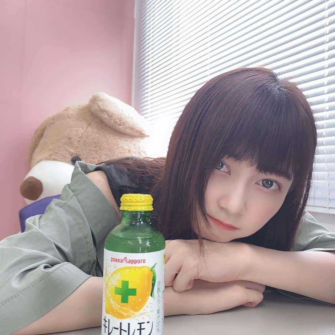 金久保マユ（ぼんぼん）さんのインスタグラム写真 - (金久保マユ（ぼんぼん）Instagram)「昨日の写真！ キレートレモンにハマってます🍋 . . 肌に良い（気がするし） 元気になる（気がするし） 気合が入る（気がする！） . . . 笑 . . . ちなみに舞台をやる時は、必ず本番前にリポDを飲みます🍋初舞台の時にそうしていたので、自然とそれが恒例になりました。ちょっとしたげん担ぎみたいな感じ！笑 . . . 明日はYouTubeLiveやります！ テスト的な感じですが、時間はストーリーでお知らせします🙇‍♂️とても久しぶりなのでぜひ、、！よろしくお願いしますっ！ . . . . . . . .  #春夏コーデ#夏コーデ#ワンピース#ワンピ#カジュアル#ストリートファッション#ストリート系女子#帽子#帽子コーデ#cap#きょコ#美意識向上#かわいくなりたい#水色#ゆめかわいい#量産型オタク#量産型コーデ#asmr#レモン#便利#美肌#作品撮りしたい#金曜日#YouTube#TikTok#自撮り女子#love#follome#animegirl#photography」7月11日 22時18分 - kanakubo_mei