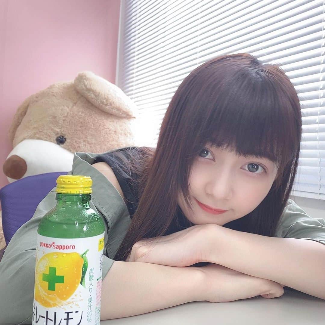 金久保マユ（ぼんぼん）のインスタグラム：「昨日の写真！ キレートレモンにハマってます🍋 . . 肌に良い（気がするし） 元気になる（気がするし） 気合が入る（気がする！） . . . 笑 . . . ちなみに舞台をやる時は、必ず本番前にリポDを飲みます🍋初舞台の時にそうしていたので、自然とそれが恒例になりました。ちょっとしたげん担ぎみたいな感じ！笑 . . . 明日はYouTubeLiveやります！ テスト的な感じですが、時間はストーリーでお知らせします🙇‍♂️とても久しぶりなのでぜひ、、！よろしくお願いしますっ！ . . . . . . . .  #春夏コーデ#夏コーデ#ワンピース#ワンピ#カジュアル#ストリートファッション#ストリート系女子#帽子#帽子コーデ#cap#きょコ#美意識向上#かわいくなりたい#水色#ゆめかわいい#量産型オタク#量産型コーデ#asmr#レモン#便利#美肌#作品撮りしたい#金曜日#YouTube#TikTok#自撮り女子#love#follome#animegirl#photography」