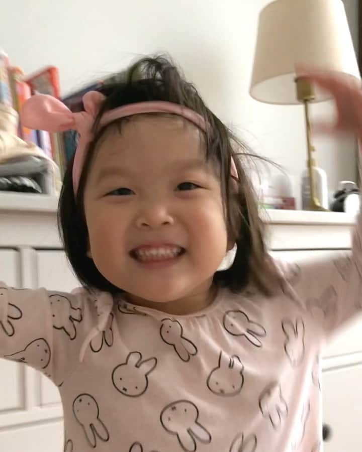 MOMOツインズのインスタグラム：「What kids have I raised? 🤣 #comejoinme #partyanimals」