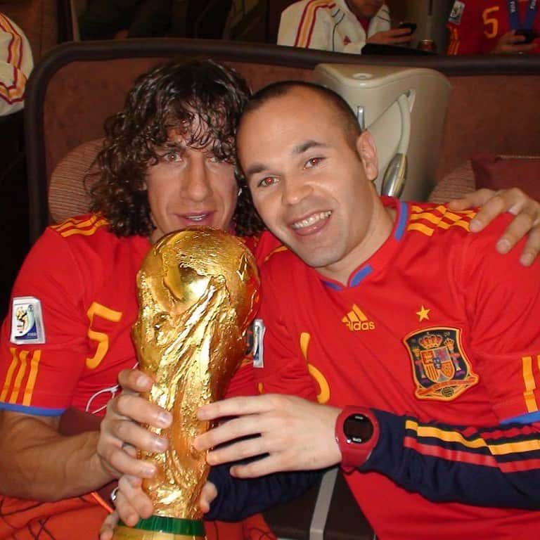 カルレス・プジョルのインスタグラム：「Gracias @andresiniesta8 por hacernos tocar la gloria. #ungranequipo #todosauna #10aniversario」