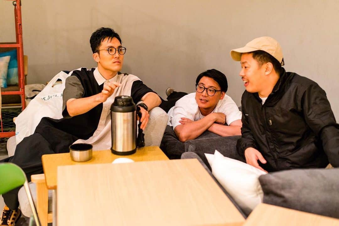 のインスタグラム：「加賀さんが撮ってくだすったお気に入りの一枚。なにかとこの三名になることが多い現場ですた。  #コントット #ゾフィー 様 #ハナコ 様 #かが屋 様 #ザマミィ」
