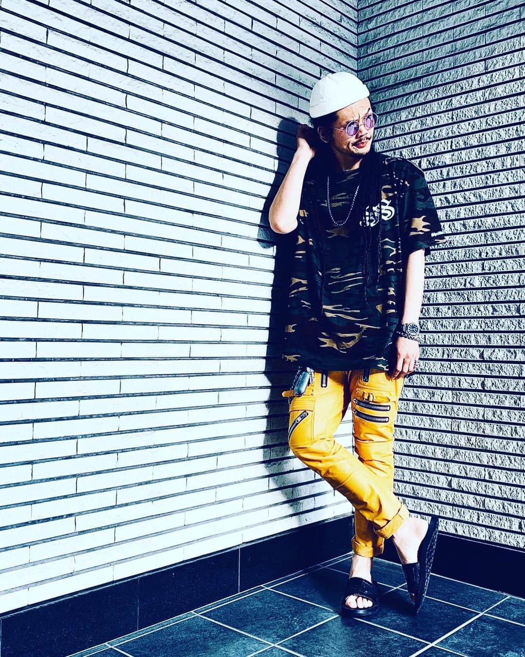 庄村聡泰のインスタグラム：「ご無沙汰しております。  #ootd 頭#betoncire  眼#gdc 上#shredderssociety  下#blackmeans と#banalchicbizarre のコラボ 靴#tokyosandal  じゃら#chromehearts」