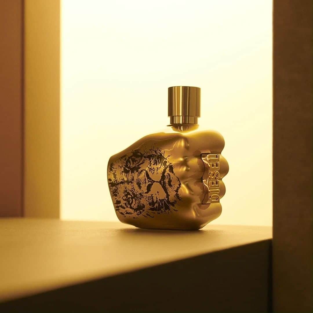 ディーゼルのインスタグラム：「Go for gold with the new #SpiritOfTheBraveIntense. Our latest masculine fragrance  is your liquid confidence to face world and its challenges. Beware, it’s highly addictive. Are you willing to take the risk? #SpiritOfTheBrave #LiveIntensely #DieselFragrances」