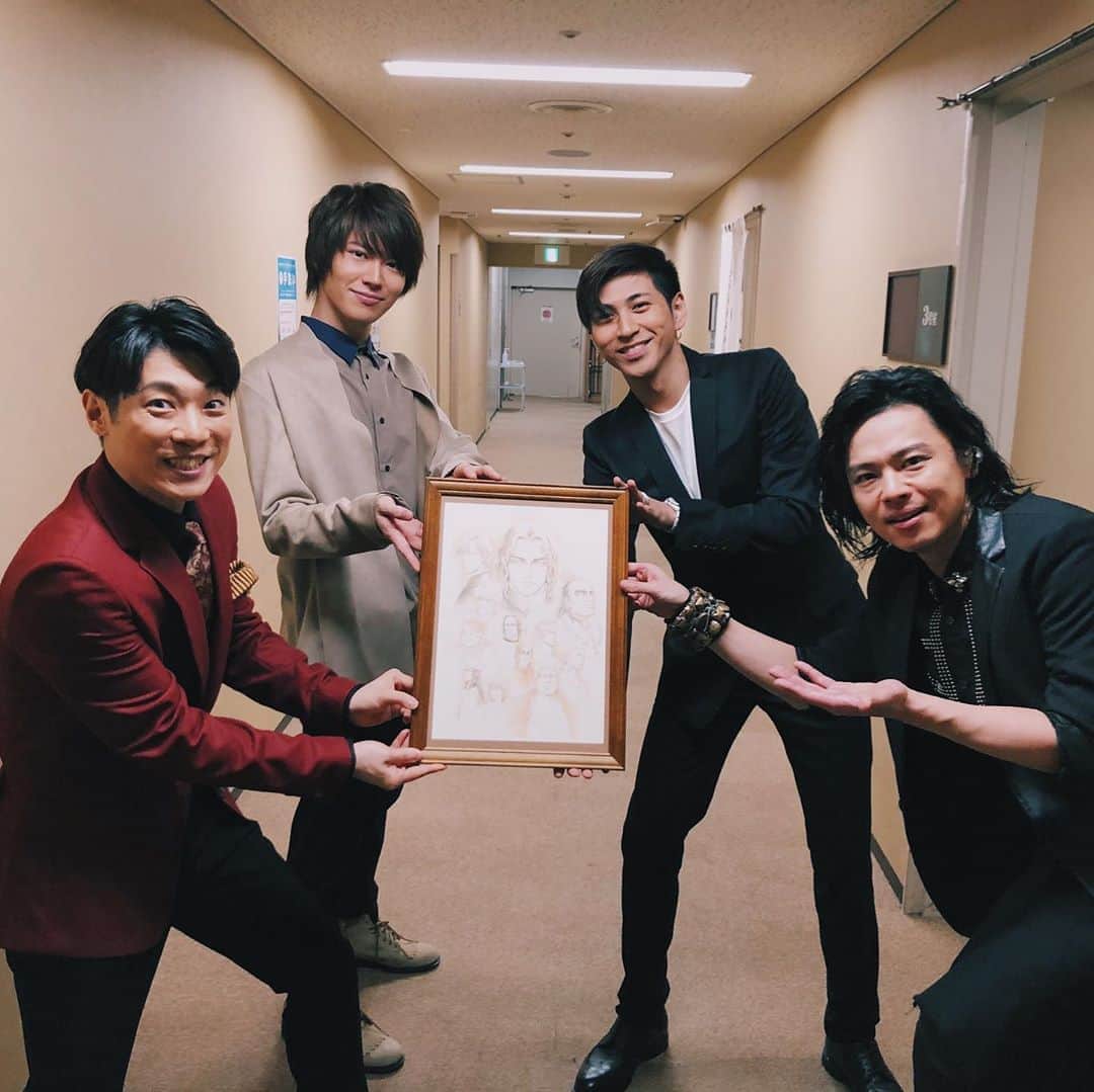 井澤勇貴のインスタグラム：「中川晃教さんのコンサートにゲストで出演させて頂きました。  昔からこの人の歌を聴いて練習して、チェーザレで御一緒出来て(公演は出来ませんでしたが)、こうしてゲストに呼んで頂いて胸がいっぱいです🥺  改めて間近で歌声を聴けたのは幸せでした。  僕こそミュージックのモノマネをやらせてもらいました。本人から公認頂きましたのでガンガンやっていきます。  横山さんも、大輝も有難う御座いました。  #チェーザレ」