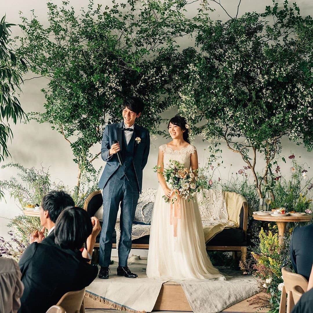 Choole 業界初、オンライン結婚式準備サービスさんのインスタグラム写真 - (Choole 業界初、オンライン結婚式準備サービスInstagram)「#ユニオンハーバー﻿ 緑をふんだんに使った装花と木製の﻿ 椅子や机に囲まれたナチュラルで素敵な会場🌿﻿ ﻿ 室内でも緑に囲まれとても落ち着いた雰囲気が魅力的です✨﻿ 普通とは一味違った会場で結婚式を行いたい方はぜひ﻿ チェックしてみてください☺️﻿ ﻿ @tokihana_wedding のプロフィールURLから﻿ 式場見学の予約も可能です♪﻿ ﻿ spot:#UNIONHARBOR﻿ photo  by @unionharbor ﻿  ────────────────── トキハナの公式サイトでは 会場・ドレス・ヘアメイクなど たくさんのアイテムをご紹介👗👑 @tokihana_weddingからHPをチェック♡  トキハナでは、「ベストレート保証」「持ち込み自由」の特別な条件をクリアした式場だけをご紹介⛪ . 心から満足できる結婚式場が 厳選されているので安心です😊 . LINEやサロン、オンラインで元ウエディングプランナーに無料相談！ 1分でカンタン結婚式場診断も🕊 ───────────────────   #結婚式演出#卒花嫁#卒花嫁レポ#choole#全国の花嫁さんと繋がりたい#プレ花#花嫁会#ナチュラルウエディング#オリジナルウェディング#花嫁準備#結婚準備#プレ花嫁 #ドレス試着 #ドレスアップ  #ウェルカムボード#ウェルカムスペース#メインテーブル#ウェディングフラッグ#ウェルカムスペース#レストランウェディング#ガーデンウェディング#ガーデンフォト #ロケーションフォト#会場装飾#装花#UNIONHARBOR#ユニオンハーバー」7月11日 22時43分 - tokihana_wedding