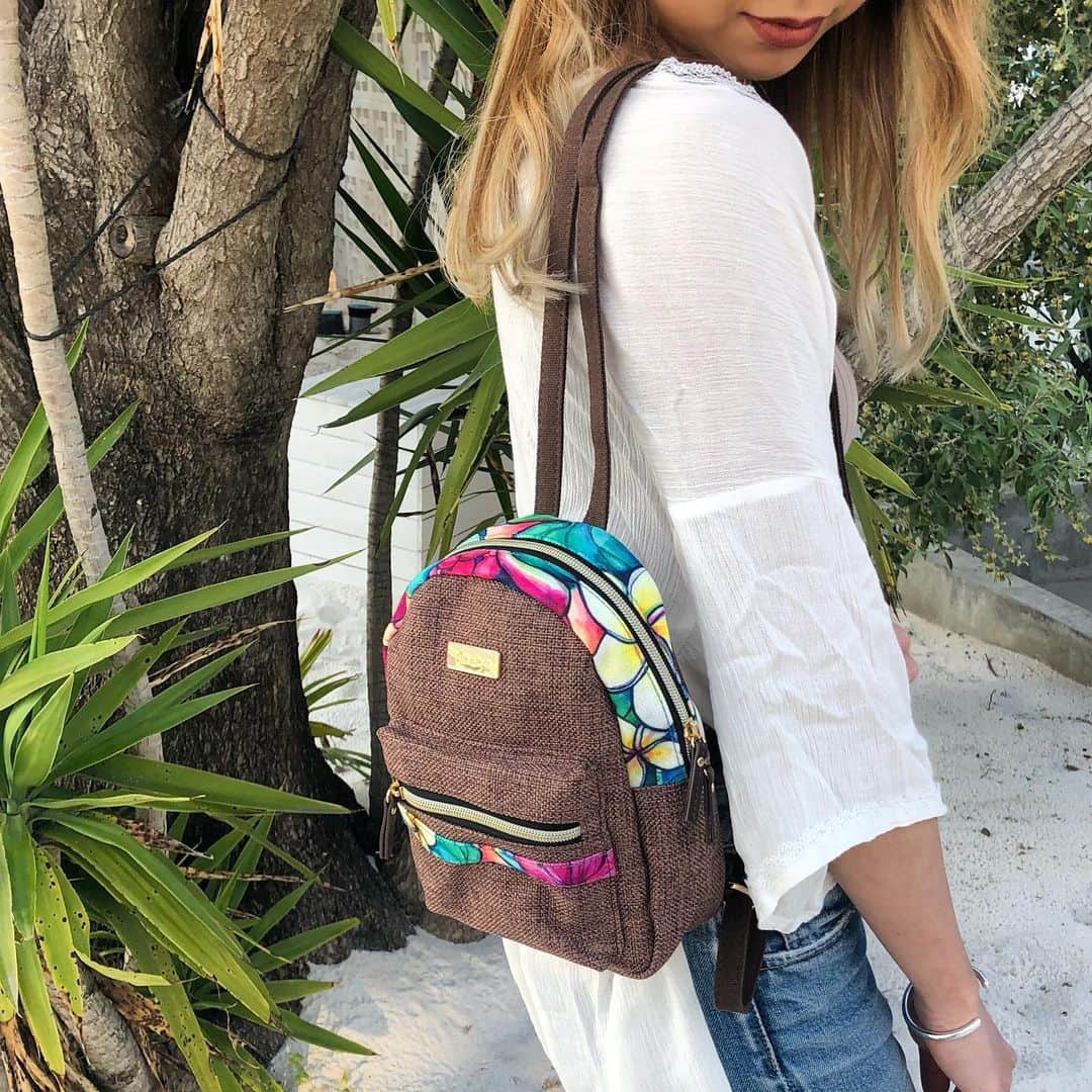 ラレイアのインスタグラム：「🌴 TIME SALEのcheckはお済みですか？😍🤎 ・ 麻素材のミニリュックも今だけ¥4,500が¥3,600+taxになります🙌💕 ・ 13日(月)9:59までなのでお見逃しなく😊 ・ ・ ・ ---La Leia Precious Life(ラレイア)--- @laleia_official ・ 楽天市場店 https://www.rakuten.co.jp/laleia-p-life/ ・ au wowma店 https://wowma.jp/user/52666346 ・ Yahooショッピング店 https://shopping.geocities.jp/laleia-p-life/ ・ ・ @laleia_official  @colleenwilcoxgallery_jp  #colleenwilcox#art#hawaii#aloha#surf#beach#laleia#ハワイ#フォトジェニック#インスタ映え#インスタ女子#アロハ#ビーチ#海を感じる雑貨#ラレイア#アート#ビーチガール#サーフスタイル#大人カジュアル#バッグ#コリーンウィルコックス#ギフト#プレゼント#コーデ#リュック」