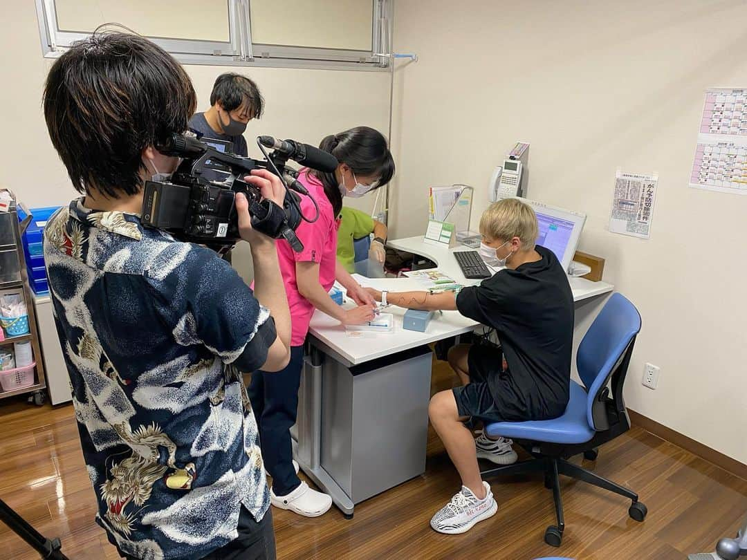 武尊さんのインスタグラム写真 - (武尊Instagram)「‪練習後は南雲クリニックさんで‬‪とある撮影🎥 注射は何歳になっても苦手💉‬🥶 @nagumo_clinic @yoshinori.nagumo」7月11日 22時40分 - k1takeru