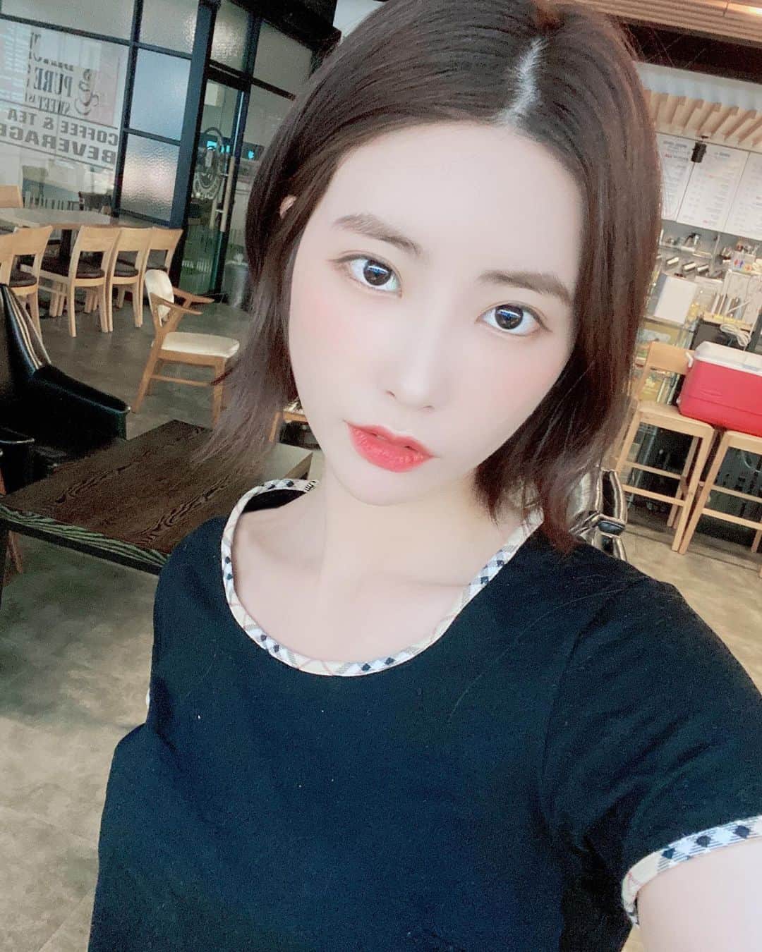DIAのインスタグラム：「⠀ [ #희현 ] ⠀ 사랑하는 에이드~ 오늘 하루도 어떻게 보냈는지 모르겠어요🙈❤ 내일 우리 다시 만나요❤ 행복하자👻 ⠀ #다이아 #DIA #HUIHYEON #Flower_4_Seasons #감싸줄게요 #Hug_U」