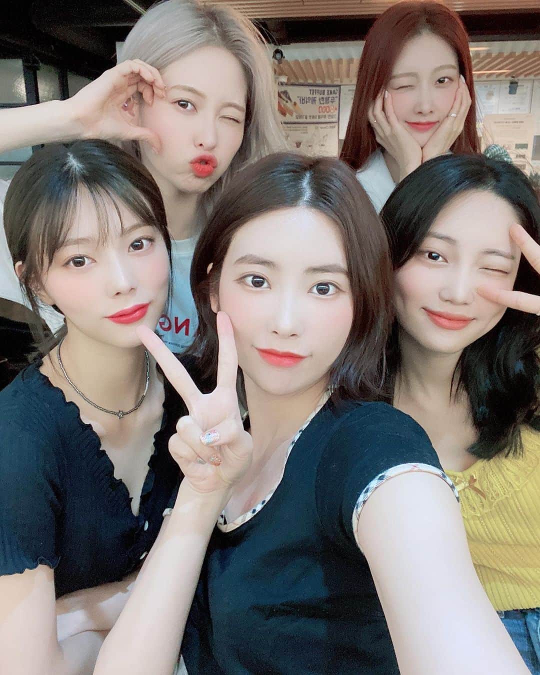 DIAのインスタグラム：「⠀ 200711 팬사인회 감싸줄게요♥ ⠀ #다이아 #DIA #Flower_4_Seasons #감싸줄게요 #Hug_U」