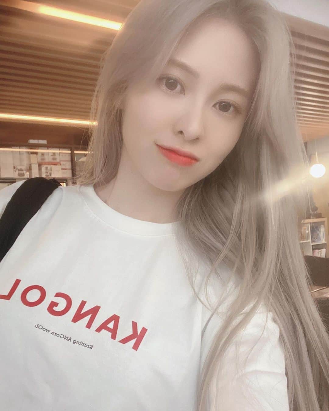 DIAのインスタグラム：「⠀ [ #예빈 ] ⠀ 에이드~ 오늘 영상 팬싸도 재밌었어요 >< 영상으로라도 울 에이드 볼 수 있어서 넘 좋지만 그래도 실제로 보고싶은 맘이 넘 크네요 ㅠㅠ 얼른 볼 수 있길 💜 항상 사랑해요😘 ⠀ #다이아 #DIA #YEBIN #Flower_4_Seasons #감싸줄게요 #Hug_U」