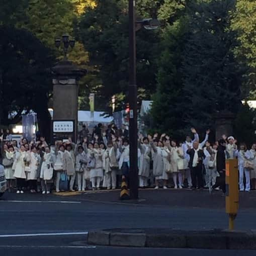 美城れんのインスタグラム：「今日は… 昨日に続き、懐かしい大切な写真を😌💕✨💕✨ この写真、東京宝塚劇場最後の日の入りの写真。私から、応援して下さった方々を撮ったものです(私がスマホで撮りました〜😆)どうしても、この光景を残したくて…😊💕✨　今もこの写真見て元気頂いてる時あります！🙇‍♀️ 大切な写真の一つです‼️ ありがとうございます🙏✨💕 皆様お元気でいらっしゃいますか？心身共に元気であります様に…✨✨✨🙏 今日も全てに感謝😌🙏✨ mahalo🌈」