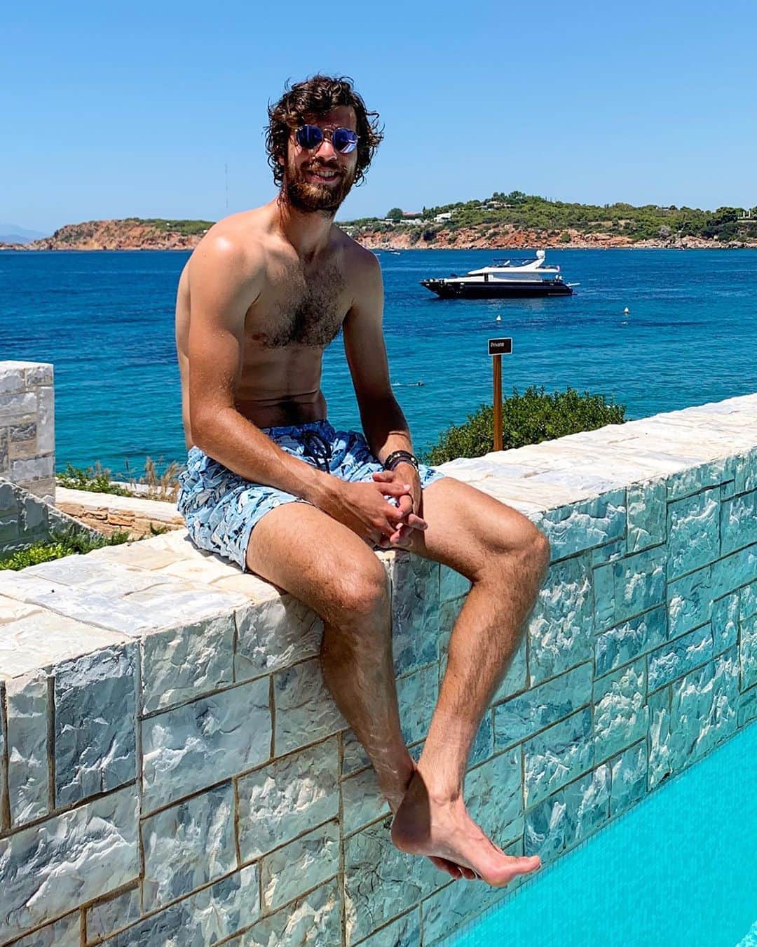 カレン・ハチャノフのインスタグラム：「Summertime 😁☀️🌴」