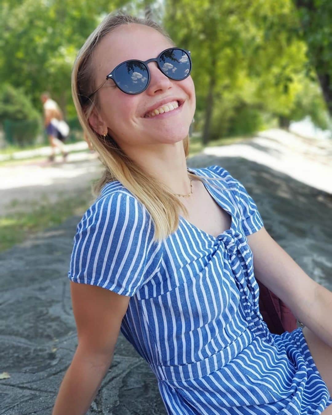 ユリア・シェチニンのインスタグラム：「Little moments of happiness ☀️🌱 • 📷 @yvettoth 💕 • #summer #nature #budapest #happiness」
