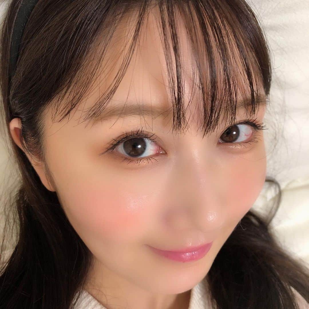 矢倉楓子さんのインスタグラム写真 - (矢倉楓子Instagram)「もう1年以上Diorのクッションファンデを愛用していたけど﻿ 最近思い切って、﻿ ジョンセンムルのクッションファンデ使ってみたꪔ̤̮ ﻿ ﻿ 私の肌にのせると思っていたより﻿ 艶肌にはならなくてセミマット。﻿ ﻿ diorの方がツヤツヤになるけど﻿ カバー力はジョンセンムルの方が格段に良いです👆✨﻿ ﻿ #ジョンセンムル﻿ #jungsaemmool  #韓国コスメ  #クッションファンデ  #おすすめコスメ」7月11日 23時00分 - fufu_ice