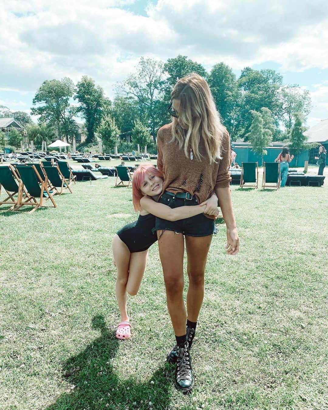 ルー・ティーズデールのインスタグラム：「Back ere with my best mate 🤍」