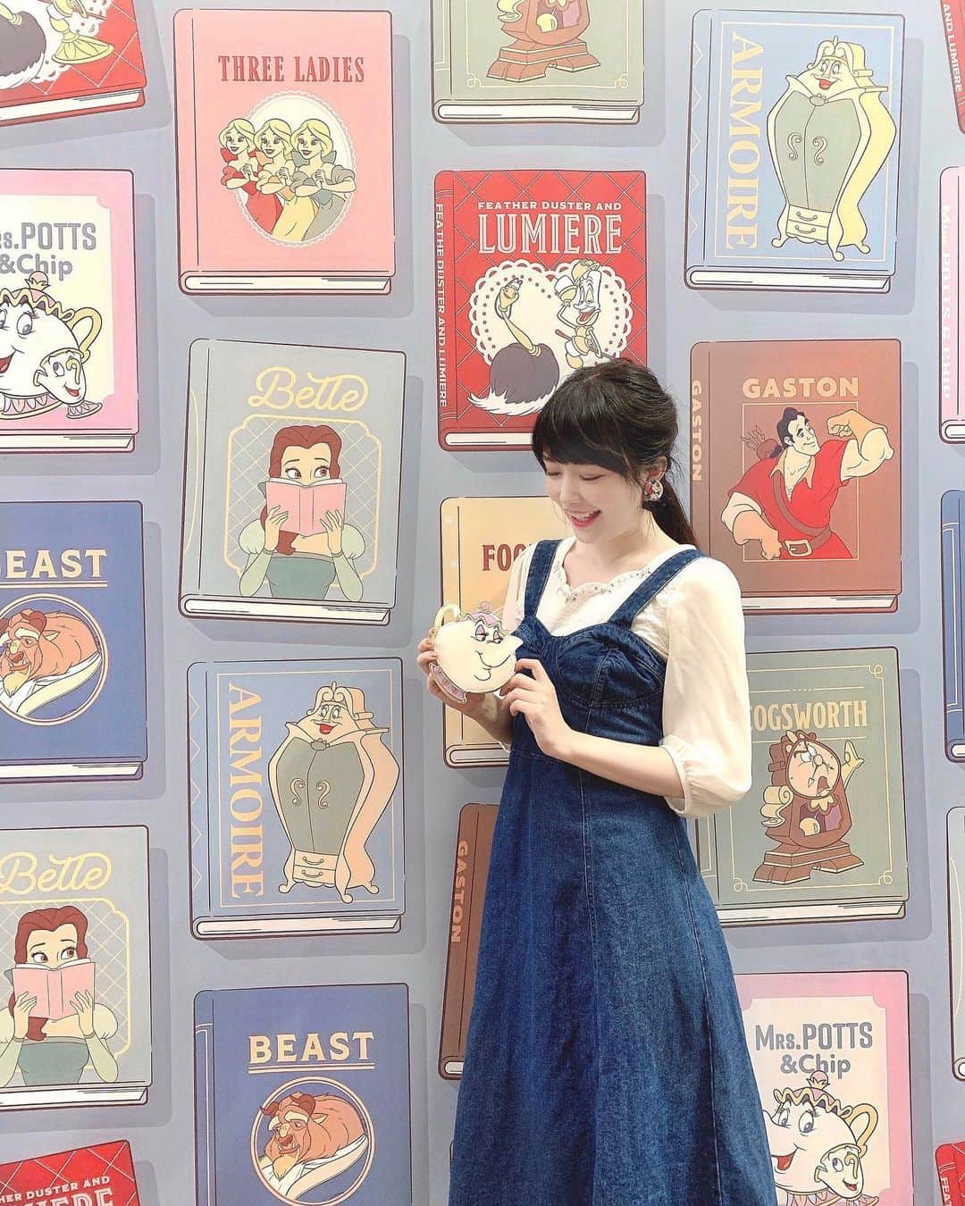 のインスタグラム：「📚👸🌹🦁﻿ ﻿ 東急プラザ表参道原宿で期間限定で開催中✨﻿ 〝美女と野獣カフェ〟に行った時の🥀☕️﻿ ﻿ 町ベルコーデで♬♬﻿ ﻿ 物語の中に登場する図書館が﻿ モチーフになってるカフェの店内は、﻿ ディズニープリンセスの音楽がずっと流れてて、﻿ 美女と野獣のアイテムやデコレーションに﻿ ワクワクする空間でした❤️😍﻿ ﻿ 1枚目の写真はカフェの入り口のとこの壁✨﻿ この壁紙めっちゃ可愛い💕﻿ この柄のランチョンマットや巾着もゲット💕👍﻿ ﻿ ﻿ カフェメニューはまた改めて✨🍽﻿ ﻿ 最後にカフェ内の動画も投稿してるから﻿ ぜひ音出して見てね⏩😋﻿ ﻿ ﻿ #美女と野獣#美女と野獣カフェ#ディズニープリンセス#ベルコーデ#アコモデ#バウンドコーデ#町ベルバウンド#ベル#disney#beautyandthebeast」