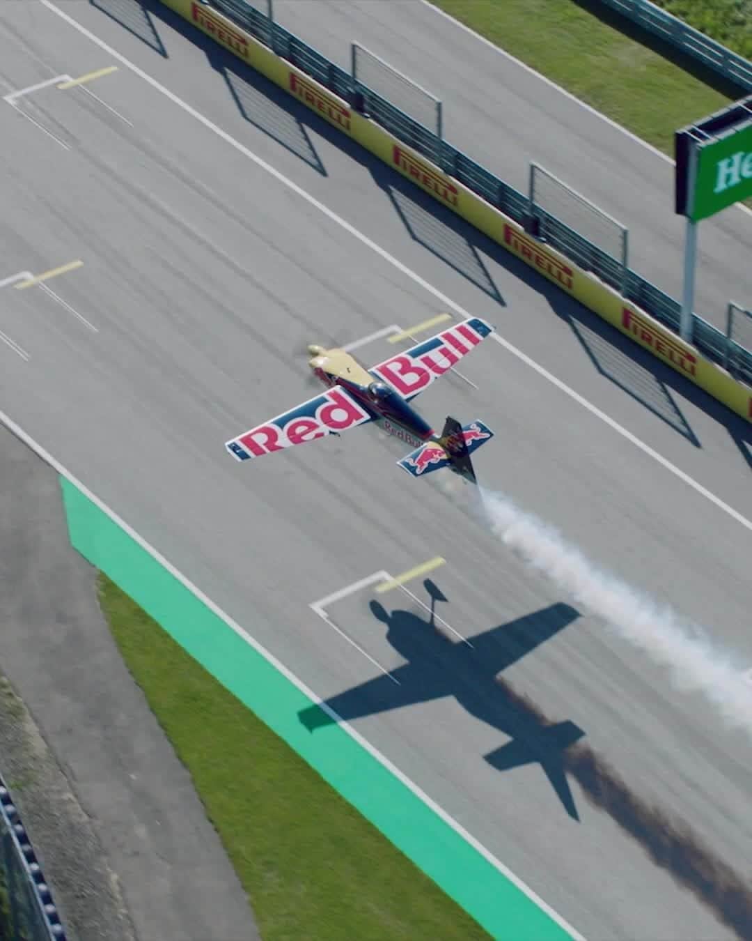 レッドブルのインスタグラム：「🏁 AND THE F1 IS OFF TO A *FLYING* START 🏁 ...literally?! 👀 🤯  . ~hit the link in bio and strap in to see the @redbullring like you've never seen before~ 📹 : @redbullmotorsports  ✈️ : @costadario @theflyingbulls  #redbull #givesyouwings #f1 #formula1 #redbullracing #pilot」