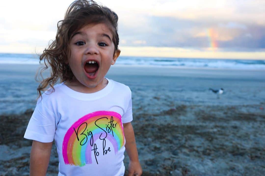 クリスティーナ・ペリーのインスタグラム：「carmella is gonna be a big sister!!! our rainbow baby is coming in january 🌈」
