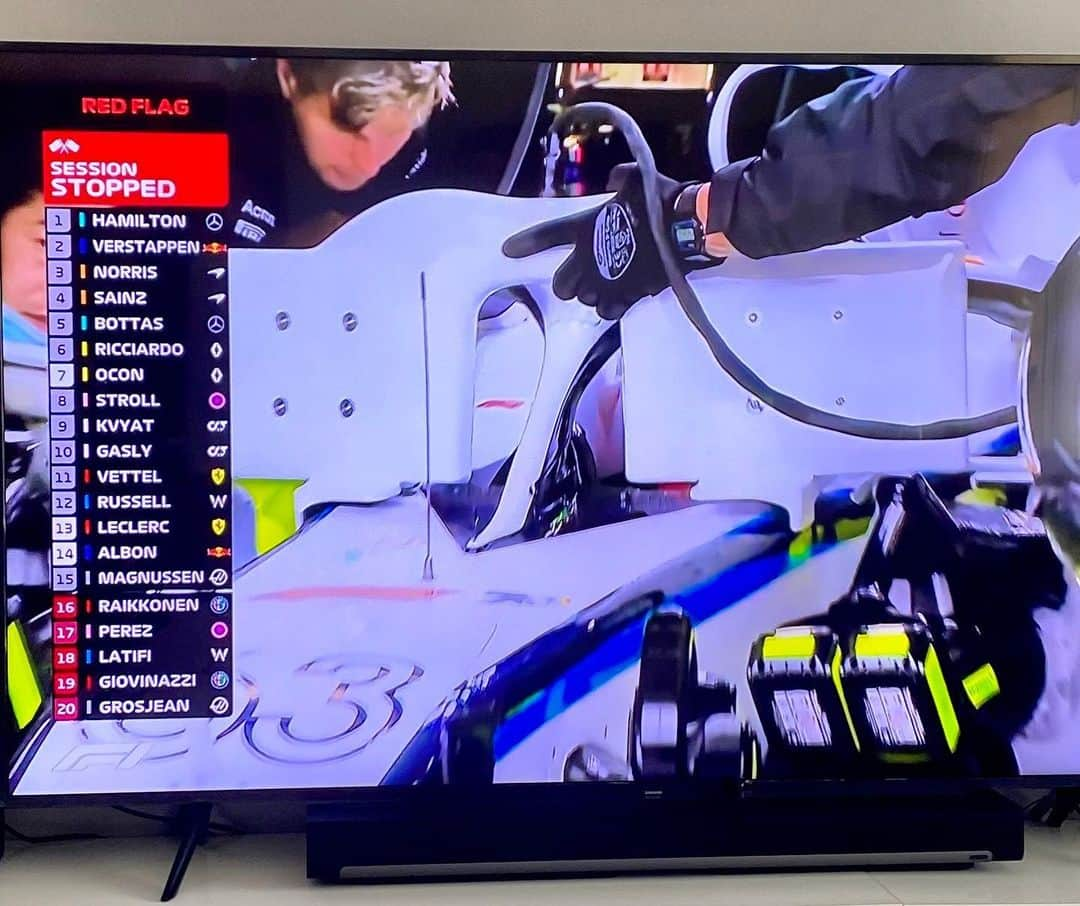 パストール・マルドナドのインスタグラム：「Q1 done. Lest go for Q2! Mercedes - redbull looks very strong  Q1 lista. Vamos a Q2! Mercedes y redbull se ven muy competitivas en estas condiciones.  ——————————————————- #q2 #f1 #2020 #qualifying #austria🇦🇹 #redbullring」