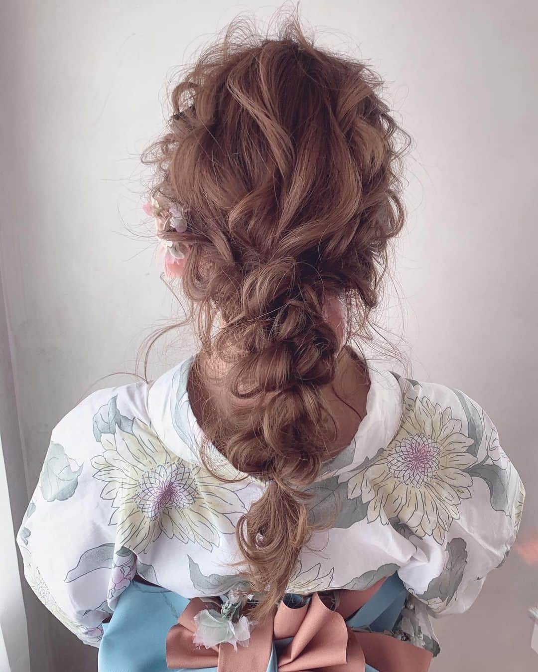 RabichePowのインスタグラム：「ふわふわ♡ 編み込みの可愛さを引き立たせる 大きな動きのデザイン❤️ . 夏はダウンスタイルより 首元をスッキリさせたアレンジがおすすめ♡ . #rabichepow#ラビッシュポー#ヘアメイク#ヘアアレンジ#浴衣#浴衣アレンジ#着付け」