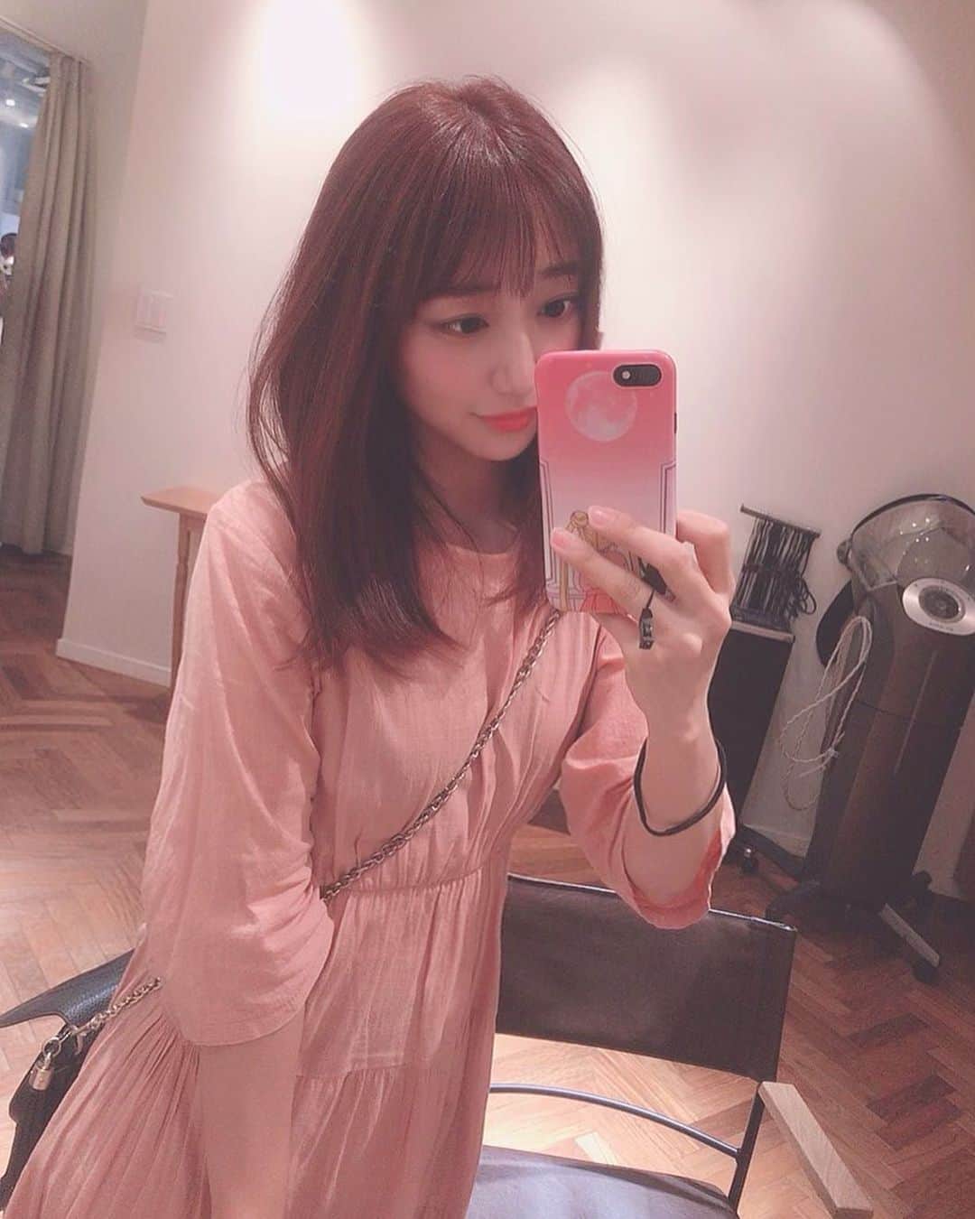 尾形穂菜美のインスタグラム：「ずっとコロナのせいで行けていなかった 美容院に3ヶ月ぶりくらいに行けた😭  無法地帯化したわたしの髪の毛を とぅるとぅるにしていただきました🥺  色はあまりやったことのない ブリーチなしのピンク系？赤系？ で合ってるのかな？？笑🌷🌷🌷  トリートメントもがっつりしていただいたので ビフォーアフターがものすごいことになってる から見てみてね😧✨ 10センチくらい切ったけどやっぱり 毎回あまり気づかれないね🙂 @deco_kure  さんいつも本当にありがとうございます🥺✨ @yk___hair さんもありがとうございました🥺💓 #deco」