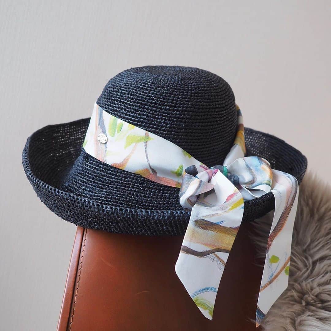 星玲奈さんのインスタグラム写真 - (星玲奈Instagram)「カジュアルなUNIQLOの上下に 帽子は @helen_kaminski の代表的なモデル、 プロバンス12のつば広ハットで女性らしさを💓 クルクル丸めて持ち運びが出来るローラブルハットであるこのシリーズ、 とても便利で使い勝手がよく 娘もお揃いのものを揃えました🥰（キッズサイズもあるんです） ラフィア素材で軽いので、かぶっていても疲れないし ツバの織り具合で印象を変えて被れるのもお得感💓 夏場特に大活躍するHELEN KAMINSKI、 現在以下の3箇所でプロモーションが展開されていて ・伊勢丹新宿店（7/8〜7/21） ・日本橋三越本店（7/15〜7/28） ・横浜高島屋（7/8〜7/21） プロヴァンスのシリーズをお買い上げの方に ブランドの創始者である ヘレン・マリー・カミンスキーさんによるオリジナルペインティングのツイリースカーフがプレゼントされるのだそうです❤️（写真4枚めのスカーフです） ハットに巻いてもいいし バッグのハンドルに巻いてもいいし 首や、結んだ髪に巻いたり ベルトにしてもよし💓 とても嬉しいギフト✨ ぜひ、この機会に😊 ・ #helenkaminski#ヘレンカミンスキー 　@helen_kaminski #helenkaminskiprovence」7月11日 23時16分 - reinahoshi1015