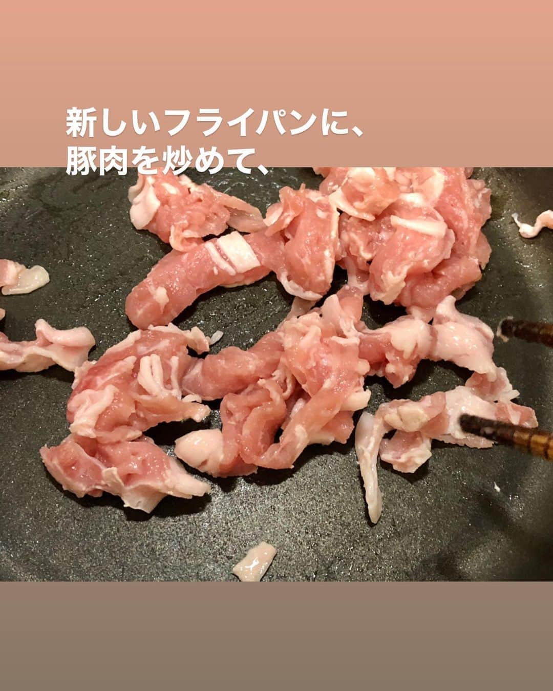 utoshさんのインスタグラム写真 - (utoshInstagram)「【レシピ画像付き】豚肉で作る、餡掛けチャーハン！﻿ ﻿ ーーーーーーーー﻿ 餡掛けが好きな人にぜひ作ってほしい。豚肉があれば作れる簡単餡掛けチャーハンです！﻿ ーーーーーー✂︎ー﻿ ﻿ こんにちは🙋🏻﻿ ﻿ 最近、天気が悪いので何だか気持ちも上がりませんが、ちょっとした用事で外に出ようと玄関空けた時に、たまたま晴れ間のタイミングで、その時の気持ちのよさと言ったらたまらないですよね！（雨上がりのふわーっとした空気、水たまりとかがキラキラしてる時の）﻿ ﻿ これ共感できる人いますか？﻿ 雨が降っていると思って玄関開けた時の晴れ間！最高！﻿⛅️✨ ﻿ ﻿ ー✂︎ー﻿ ﻿ ﻿ 今日のレシピは #在宅楽飯 チャーハンです！﻿ いつものチャーハンの材料を使って、餡掛けと焼き飯に分けて作ります。隠し味はオイスターソース。これを入れると中華屋さんの味になります（使ってますよね）﻿ ﻿ パラパラのチャーハンにしっとりの餡掛けってなんであんなに美味しいんだろうっていつも不思議に思います。ぜひ作ってください。﻿ ﻿ ﻿ ✔️〈このレシピのポイント〉﻿ 白米を焼く前にすこし冷ますのですが、ここにごま油をいれておくと、パラパラしたチャーハンを作る事ができます！卵じゃなくてもできるので、オススメですよ！﻿ ﻿ ﻿ レシピはこちら↓﻿ ＿＿＿＿＿﻿ ﻿ 豚肉で作る、餡掛けチャーハン！（2人分）﻿ ﻿ 【材料】﻿ 白米 茶碗2杯（450〜500g）﻿ キャベツ 2枚﻿ しょう油 小さじ2﻿ 塩　小さじ1/4﻿ サラダ油（ごま油でも） 大さじ1﻿ ﻿ 〈餡掛け〉﻿ 豚薄切り肉 200g﻿ ﻿ A﻿ しょう油 小さじ2﻿ オイスターソース 小さじ2﻿ 塩 ひとつまみ﻿ サラダ油 小さじ2﻿ 水 200ml﻿ ﻿ B〈水溶き片栗粉〉﻿ 片栗粉 大さじ1﻿ 水　大さじ1﻿ ﻿ 〈トッピング〉﻿ 細ネギ　適量（お好みで）﻿ ﻿ ﻿ 【作り方】﻿ （1）豚肉は7mm幅くらいに横に切る。キャベツは1cm角に切る。白米はごま油と混ぜ合わせておく。﻿ ﻿ （2）フライパンに油を引き、白米を炒めあわせ、しょう油と塩を入れて、キャベツを一緒に炒めあわせ、皿に盛りつけておく。﻿ ﻿ （3）新しいフライパンに油を引いて、豚肉を入れて軽く炒め、Aを全て入れて沸騰させる。﻿ ﻿ （4）沸騰したら水溶き片栗粉（Bを合わせて作る）を入れてとろみを付け、2で盛りつけた上にかけ、細ネギを乗せたら完成。﻿ ﻿ ＿＿＿＿＿﻿ ﻿ ﻿ ぜひ作ってくださいね！﻿ No local No food おいしく楽しく！﻿ ﻿ ﻿ #チャーハン #焼飯 #簡単レシピ #チャーハンレシピ #ランチ #昼ごはん﻿ #スタートUPレシピ_utosh #スタートUPレシピ #スタートアップレシピ #とりあえず野菜食﻿ ﻿ #おうちごはん #レシピ #時短料理 #簡単レシピ #献立 #お家ご飯 #手料理 #今日のごはん #フーディーテーブル #japanesefoods」7月11日 23時26分 - utosh