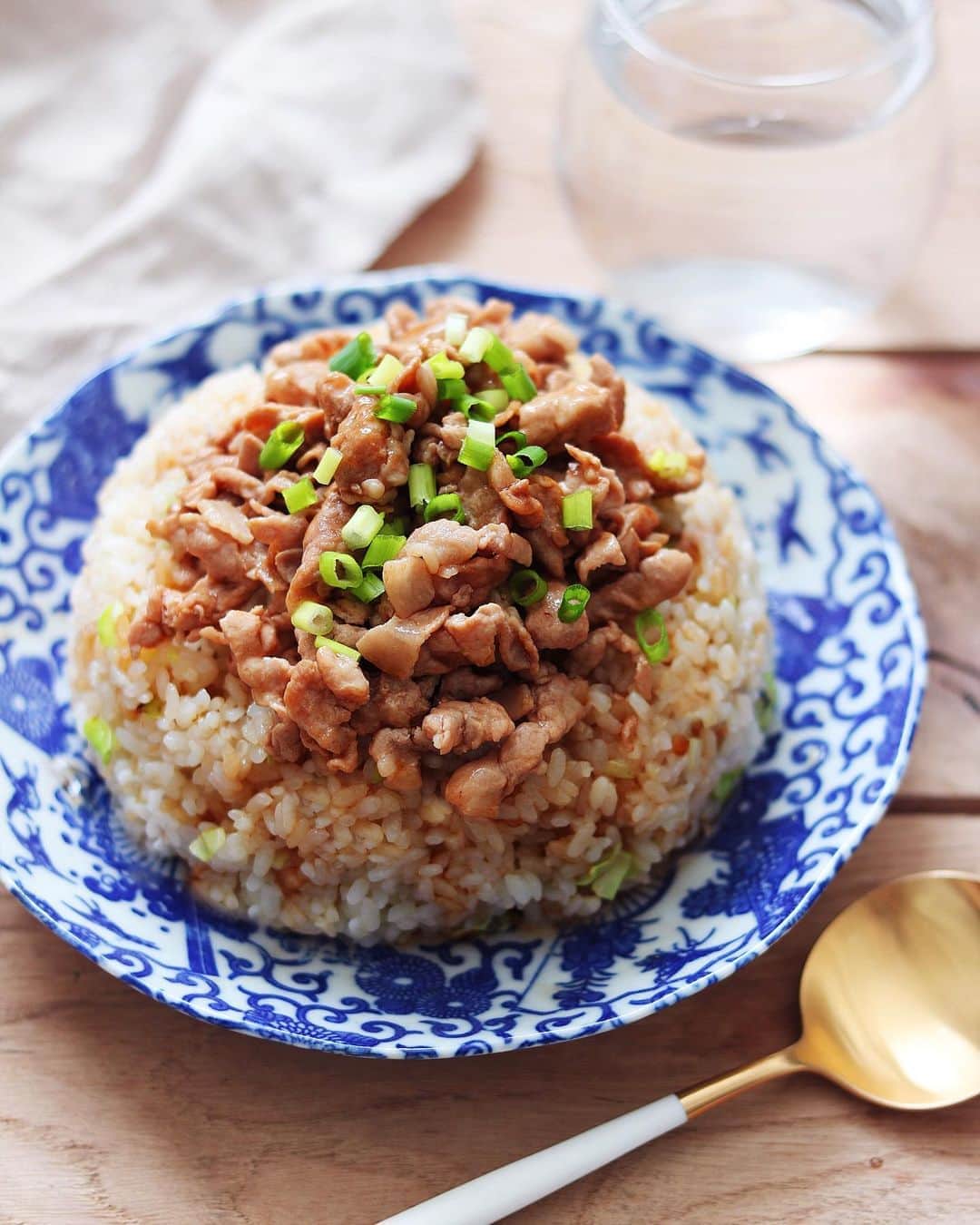 のインスタグラム：「【レシピ画像付き】豚肉で作る、餡掛けチャーハン！﻿ ﻿ ーーーーーーーー﻿ 餡掛けが好きな人にぜひ作ってほしい。豚肉があれば作れる簡単餡掛けチャーハンです！﻿ ーーーーーー✂︎ー﻿ ﻿ こんにちは🙋🏻﻿ ﻿ 最近、天気が悪いので何だか気持ちも上がりませんが、ちょっとした用事で外に出ようと玄関空けた時に、たまたま晴れ間のタイミングで、その時の気持ちのよさと言ったらたまらないですよね！（雨上がりのふわーっとした空気、水たまりとかがキラキラしてる時の）﻿ ﻿ これ共感できる人いますか？﻿ 雨が降っていると思って玄関開けた時の晴れ間！最高！﻿⛅️✨ ﻿ ﻿ ー✂︎ー﻿ ﻿ ﻿ 今日のレシピは #在宅楽飯 チャーハンです！﻿ いつものチャーハンの材料を使って、餡掛けと焼き飯に分けて作ります。隠し味はオイスターソース。これを入れると中華屋さんの味になります（使ってますよね）﻿ ﻿ パラパラのチャーハンにしっとりの餡掛けってなんであんなに美味しいんだろうっていつも不思議に思います。ぜひ作ってください。﻿ ﻿ ﻿ ✔️〈このレシピのポイント〉﻿ 白米を焼く前にすこし冷ますのですが、ここにごま油をいれておくと、パラパラしたチャーハンを作る事ができます！卵じゃなくてもできるので、オススメですよ！﻿ ﻿ ﻿ レシピはこちら↓﻿ ＿＿＿＿＿﻿ ﻿ 豚肉で作る、餡掛けチャーハン！（2人分）﻿ ﻿ 【材料】﻿ 白米 茶碗2杯（450〜500g）﻿ キャベツ 2枚﻿ しょう油 小さじ2﻿ 塩　小さじ1/4﻿ サラダ油（ごま油でも） 大さじ1﻿ ﻿ 〈餡掛け〉﻿ 豚薄切り肉 200g﻿ ﻿ A﻿ しょう油 小さじ2﻿ オイスターソース 小さじ2﻿ 塩 ひとつまみ﻿ サラダ油 小さじ2﻿ 水 200ml﻿ ﻿ B〈水溶き片栗粉〉﻿ 片栗粉 大さじ1﻿ 水　大さじ1﻿ ﻿ 〈トッピング〉﻿ 細ネギ　適量（お好みで）﻿ ﻿ ﻿ 【作り方】﻿ （1）豚肉は7mm幅くらいに横に切る。キャベツは1cm角に切る。白米はごま油と混ぜ合わせておく。﻿ ﻿ （2）フライパンに油を引き、白米を炒めあわせ、しょう油と塩を入れて、キャベツを一緒に炒めあわせ、皿に盛りつけておく。﻿ ﻿ （3）新しいフライパンに油を引いて、豚肉を入れて軽く炒め、Aを全て入れて沸騰させる。﻿ ﻿ （4）沸騰したら水溶き片栗粉（Bを合わせて作る）を入れてとろみを付け、2で盛りつけた上にかけ、細ネギを乗せたら完成。﻿ ﻿ ＿＿＿＿＿﻿ ﻿ ﻿ ぜひ作ってくださいね！﻿ No local No food おいしく楽しく！﻿ ﻿ ﻿ #チャーハン #焼飯 #簡単レシピ #チャーハンレシピ #ランチ #昼ごはん﻿ #スタートUPレシピ_utosh #スタートUPレシピ #スタートアップレシピ #とりあえず野菜食﻿ ﻿ #おうちごはん #レシピ #時短料理 #簡単レシピ #献立 #お家ご飯 #手料理 #今日のごはん #フーディーテーブル #japanesefoods」