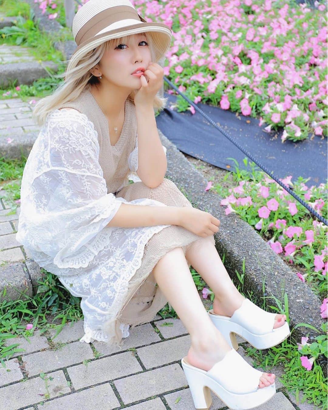 若月雅のインスタグラム：「2020.07.04 個人撮影会🌱 . 今回も名古屋から❣️嬉しかったです✨ ありがとうございました✨😊  📸(@kukankaiteki)様　 . #ポートレート #少数撮影会　 #鶴見緑地  #カメラマンさんと繋がりたい  #レンズ越しの私の世界  #花畑」