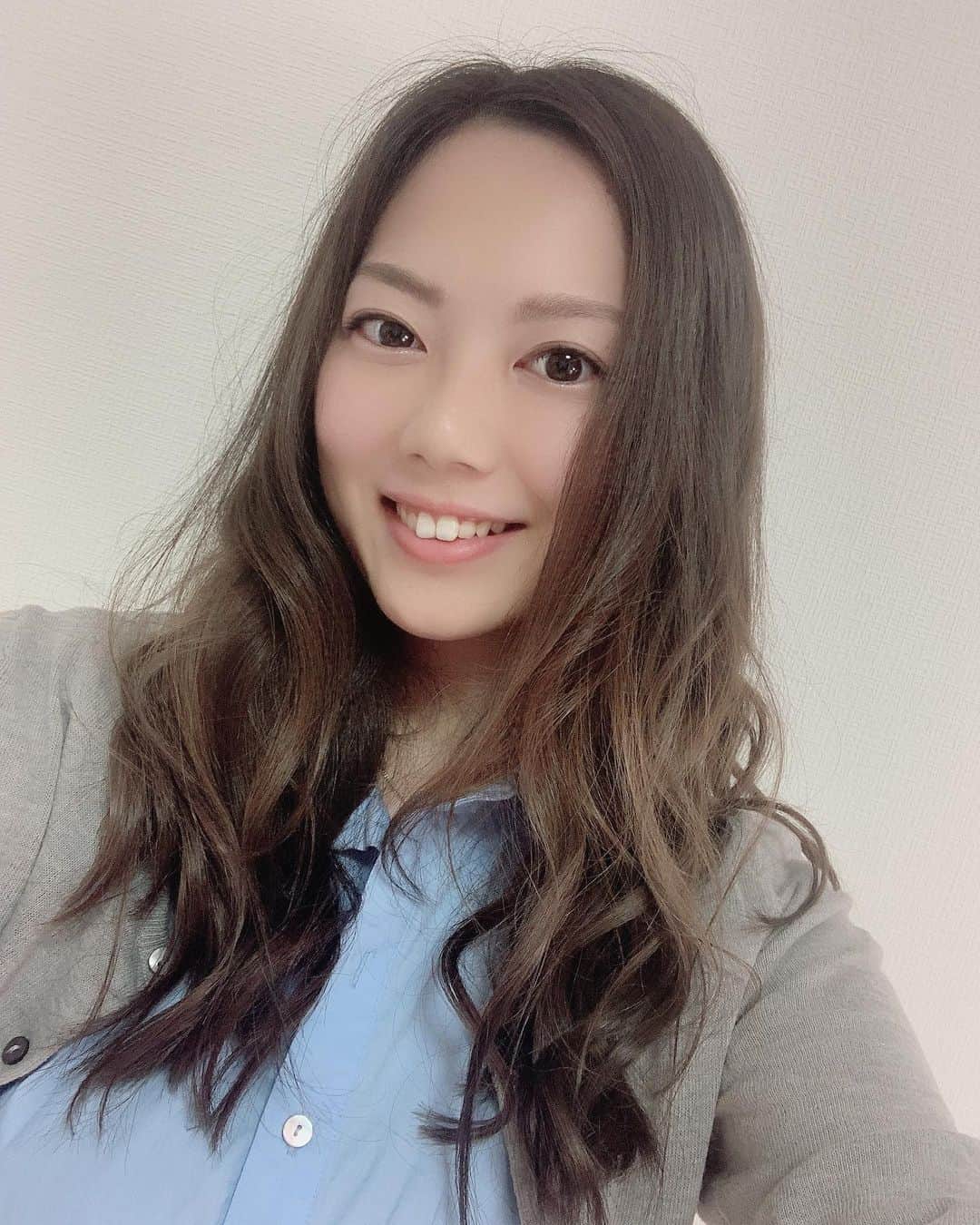 志村玲那さんのインスタグラム写真 - (志村玲那Instagram)「#髪色が綺麗になりました #清楚すぎるくらい清楚になったよ🍎 #ふわふわ髪の毛まいてみました🌹 #水色のワンピース 👗」7月11日 23時26分 - rena_shimura