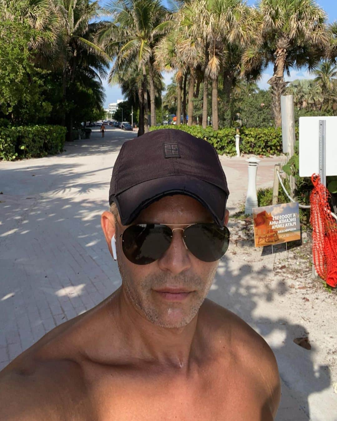 Rodner Figueroaさんのインスタグラム写真 - (Rodner FigueroaInstagram)「Mi caminata matutina ya le he convertido en un rutina. Hago un recorrido de dos horas por Miami Beach y así no solo hago ejercicio cardiovascular sino que además descubro aspectos de mi cuidad. Pueden ver en mi historia el recorrido!!! Check out my IG story and take a stroll down #miamibeach #morningwalk #rodnerfigueroa #healthylifestyle #healthy #healthyliving #hearhyheart」7月11日 23時18分 - rodnerfigueroa