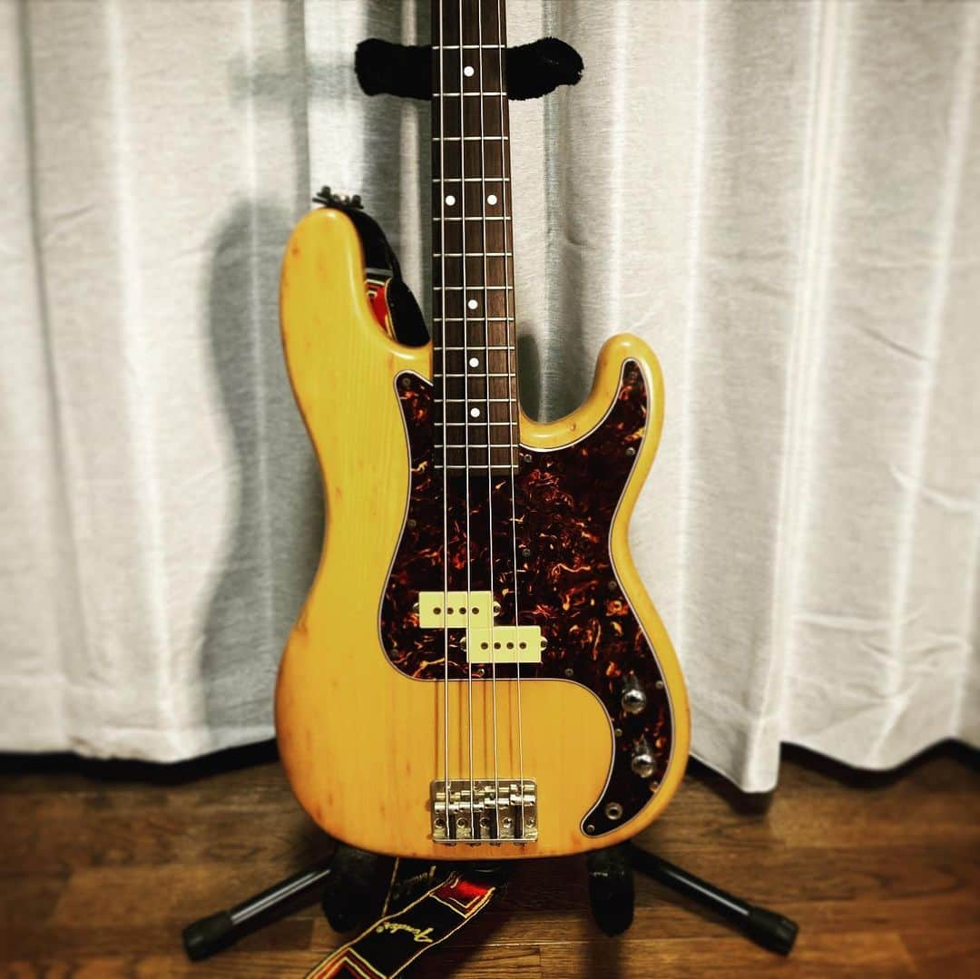 辻怜次さんのインスタグラム写真 - (辻怜次Instagram)「本日の登場人物。 1️⃣Freedom C.G.R. JB 2️⃣G&L SB-2 3️⃣heerby '70s PB 4️⃣Fender Custom Shop Bass VI 5️⃣Gibson '60s Thunderbird II  『ベーシストといっしょ』、ご視聴頂きありがとうございました！ 夜ダンとBenthamの曲を弾いたり、お酒に合うベースフレーズを提案したり、ききベースをしたり、あっという間の2時間でした！ ききベース成功したの嬉しかった！  マイケルくんと何かベースを使って新しいことやりたいねって相談してから、ミノくんも仲間に加わってくれて、3人で企画練ったり、機材を揃えて配信テストをしたりを繰り返して、やっとお届けすることができました！ マイケルくんとミノくんには感謝しかないです。 2人とも、本当にありがとう。  何はともあれ、とても楽しい配信でした！ アーカイブもあるので、是非そちらもチェックして下さい。 これからもベースの楽しさ、音楽の素晴らしさが世に伝わってくれたらなと思います。 また今日頂いた質問へのお返事収録や、今後の新しい企画を楽しみにしていて下さいね！  #Bentham #夜の本気ダンス #ダレカンチ #bass #bassguitar #electricbass #bassplayer #bassist #bassporn #bassgram  #freedomcgr #jb #jazzbass #gandl #sb2 #heerby #pb #precisionbass #fender #fendercustomshop #fenderbass #bassvi #fenderbassvi #gibson #thunderbird #nonreversethunderbird #vintagebass #gibsonbass #コラ画像は安定のメリメ氏作成」7月11日 23時21分 - reijiskywalker